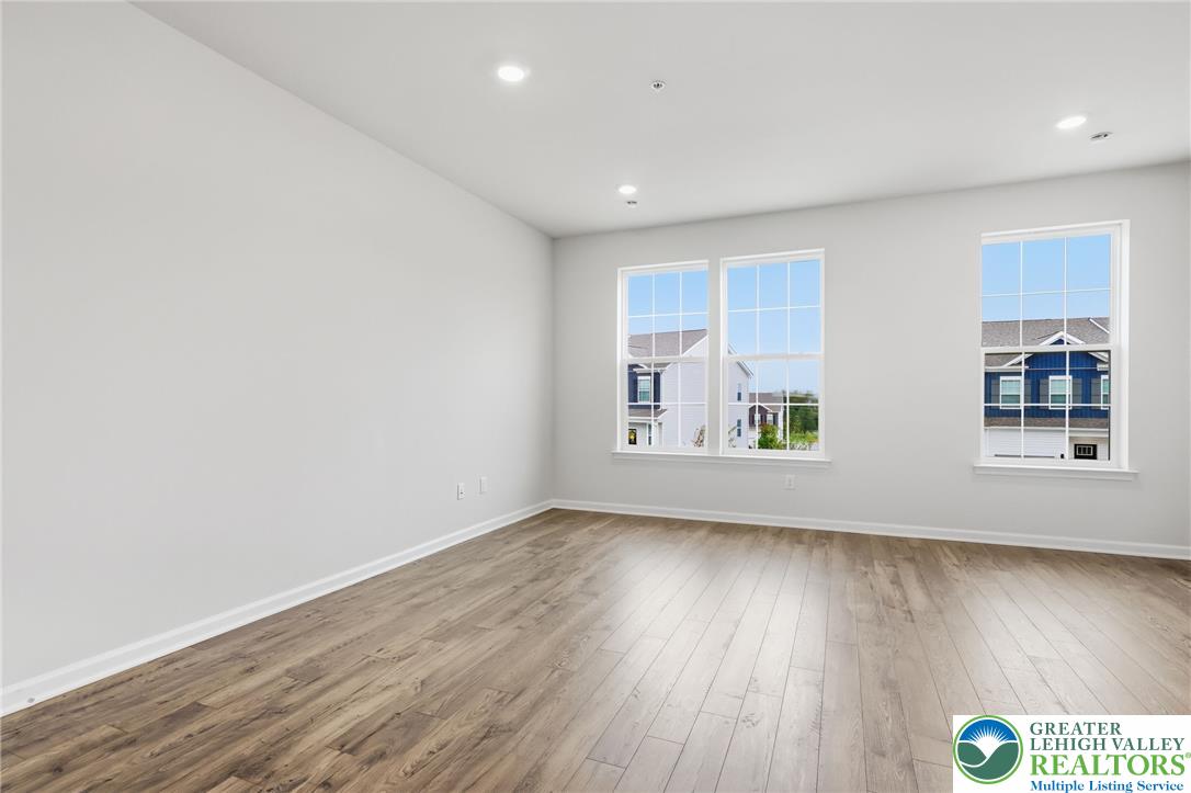 1074 Meadowlark Drive Property Photo 4