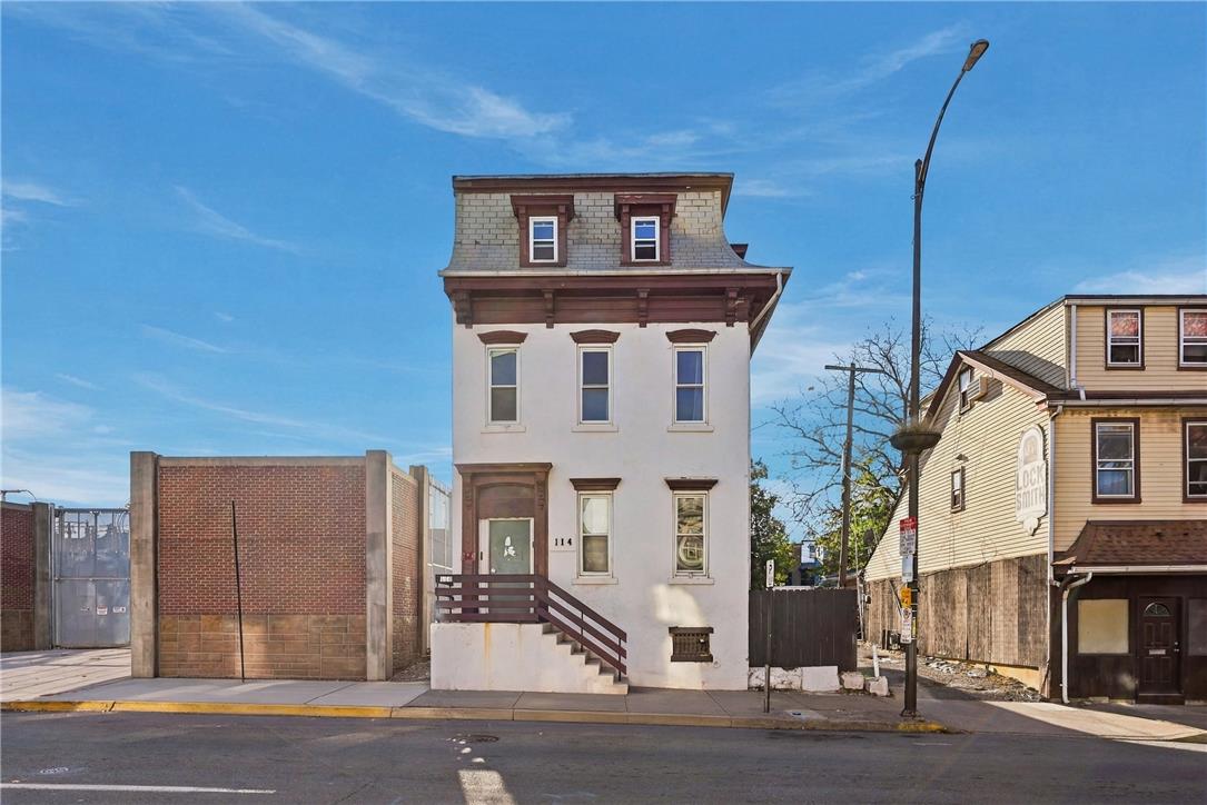 114 8th Street Property Photo 1