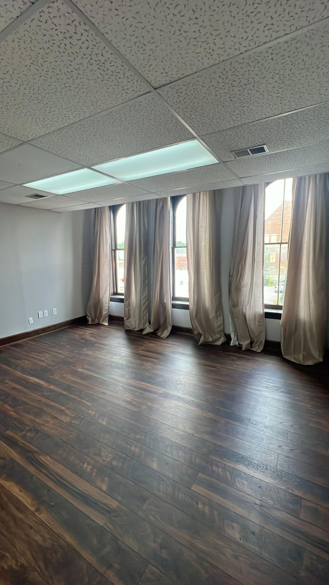 117 N Broadway St Property Photo 4