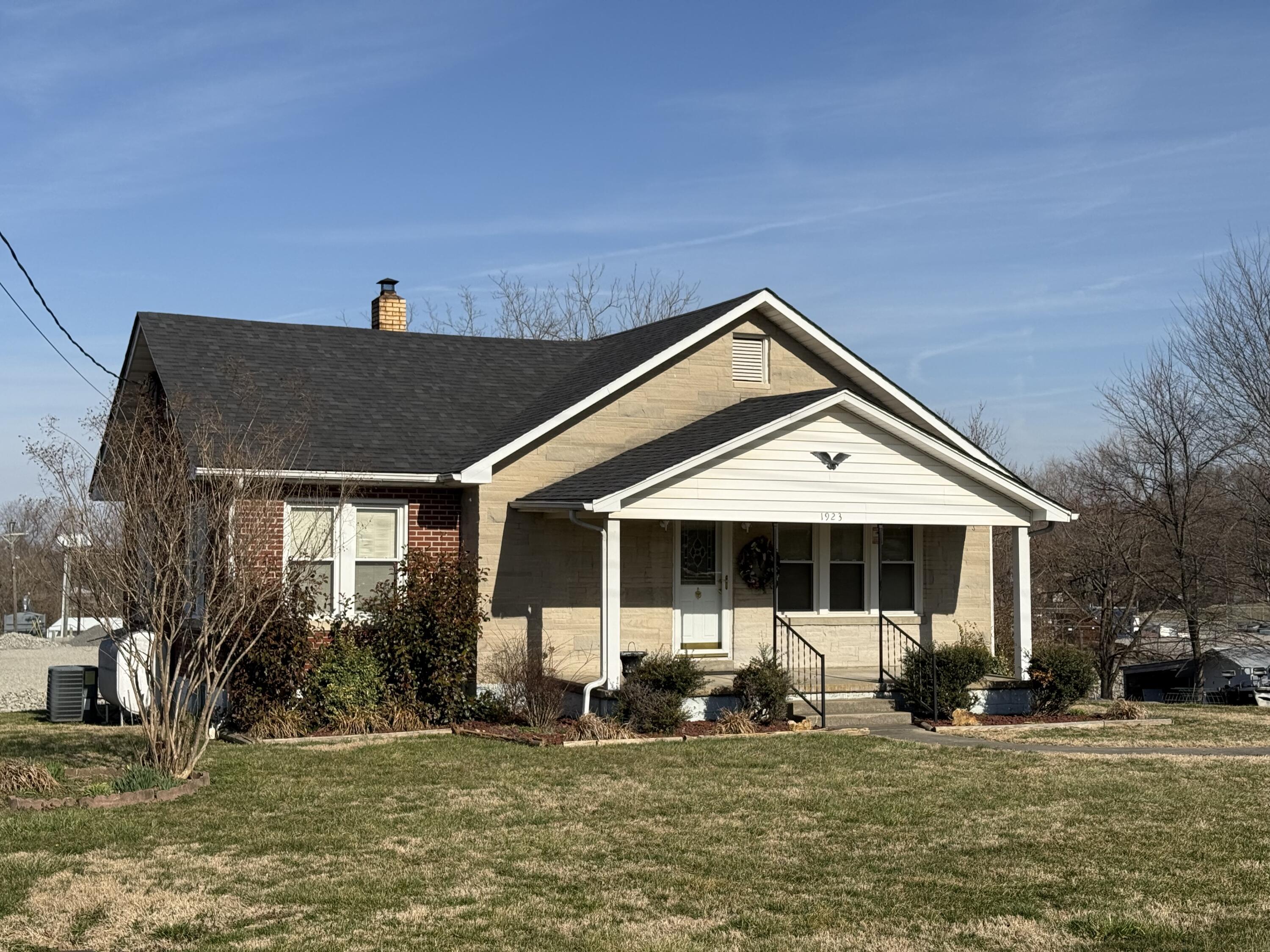 1923 Lakeway Drive Property Photo 1