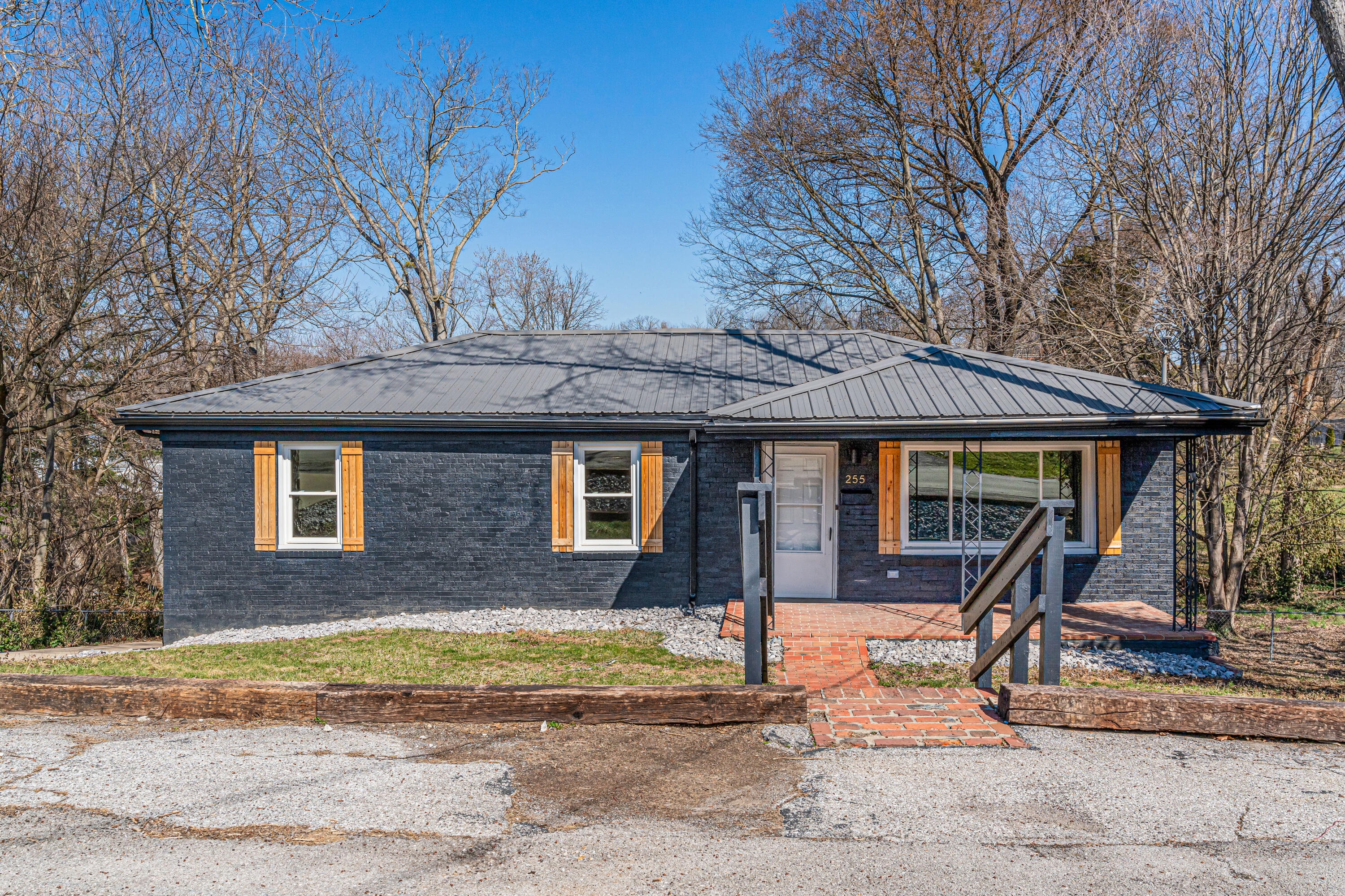255 Kingsway Drive Property Photo 1