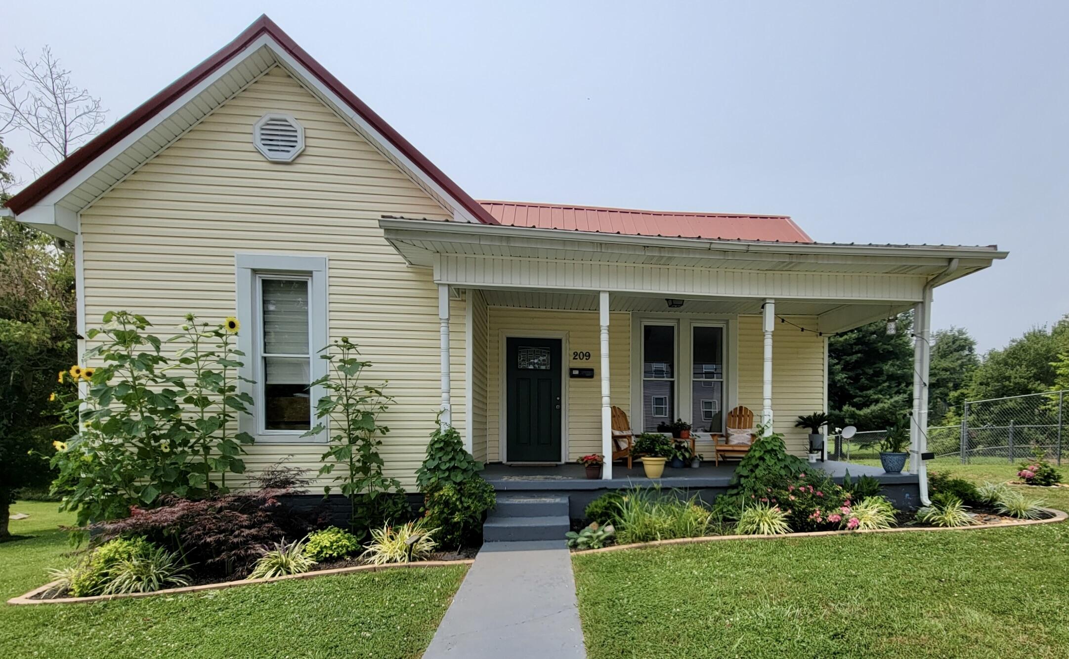 209 Jacksboro Street Property Photo 1