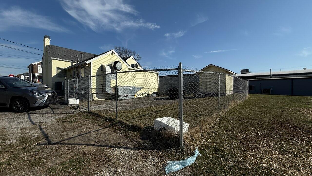 221 N Broadway Property Photo 19