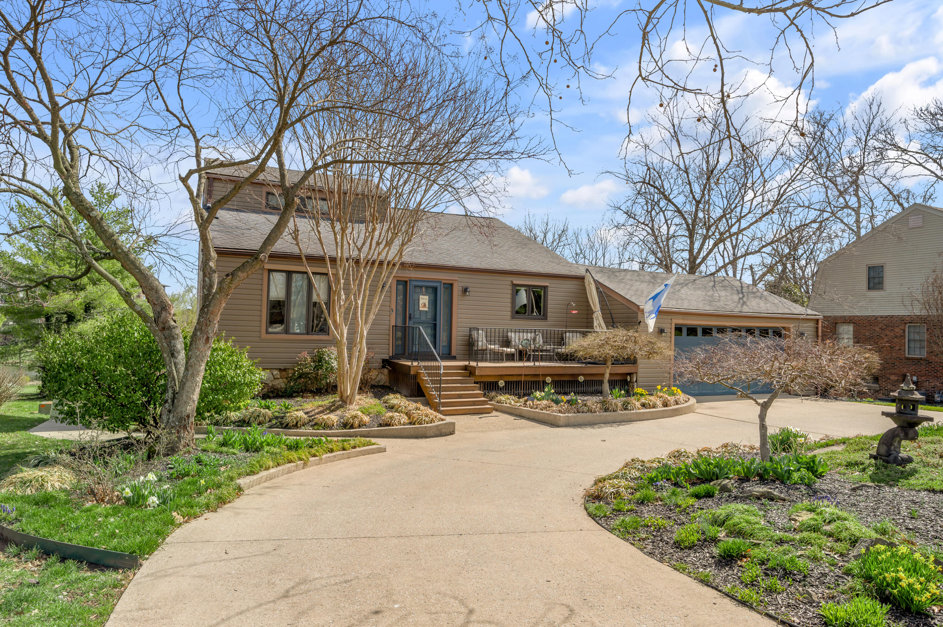 512 Lakeshore Drive Property Photo 1