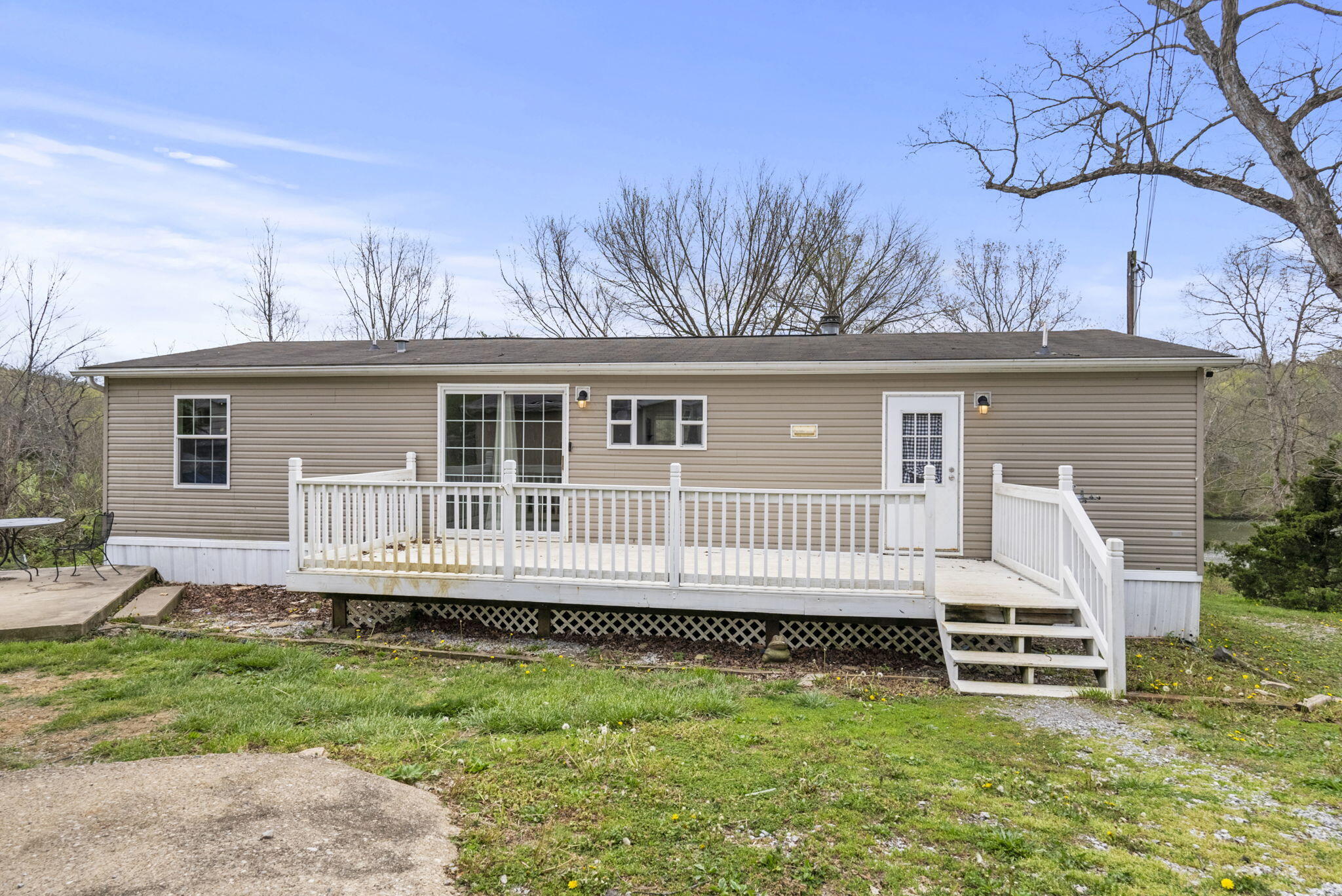 525 Corinth Shore Drive Property Photo 1