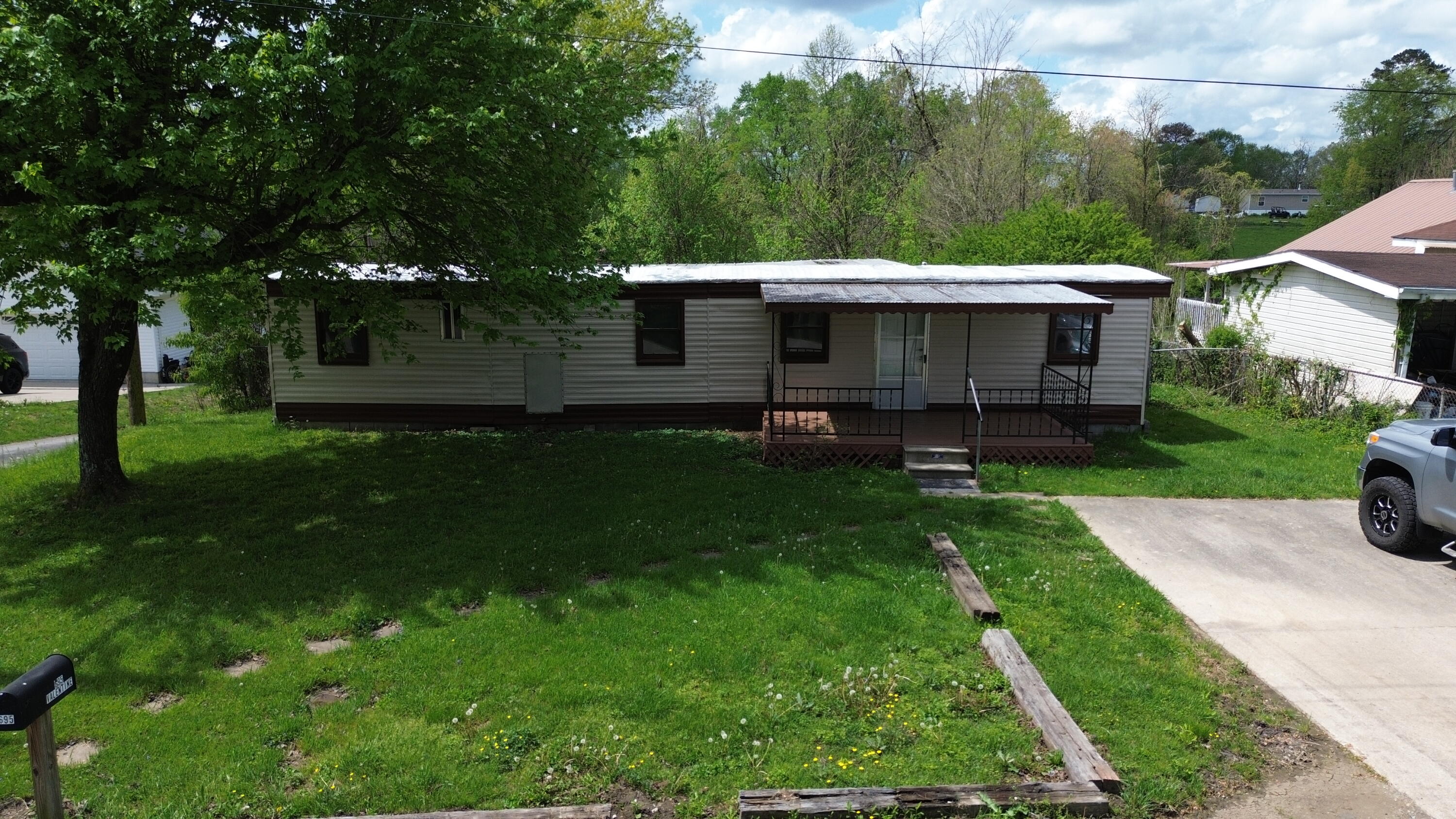 695 North Standard Avenue Property Photo 1