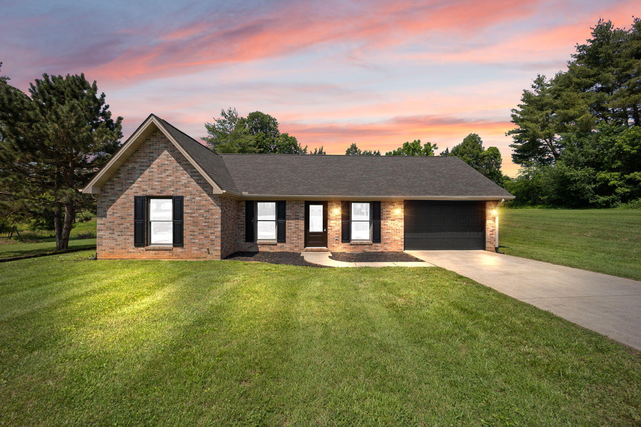 111 Whispering Oaks Drive Property Photo 1