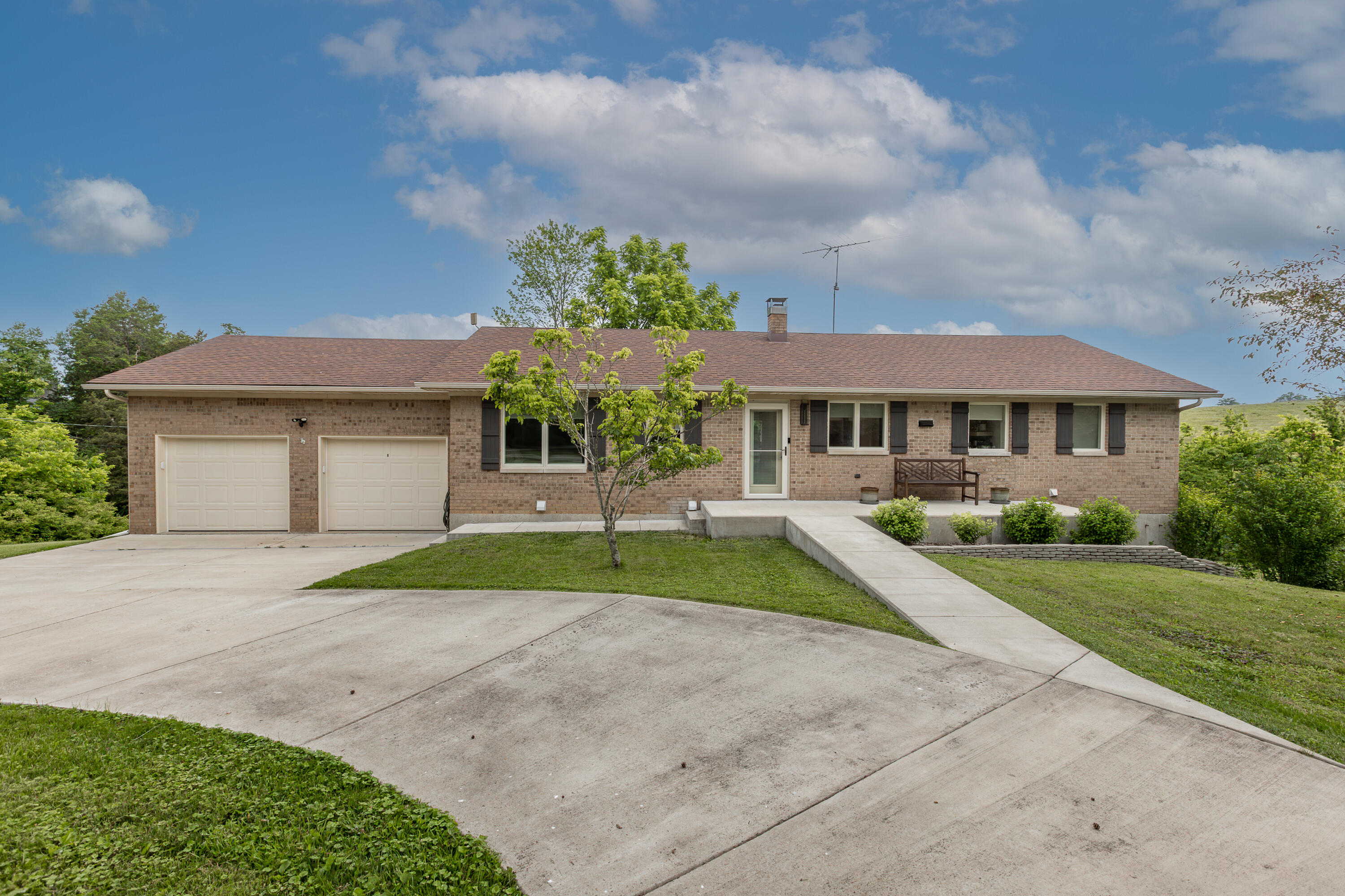 2301 Harrodsburg Road Property Photo 1