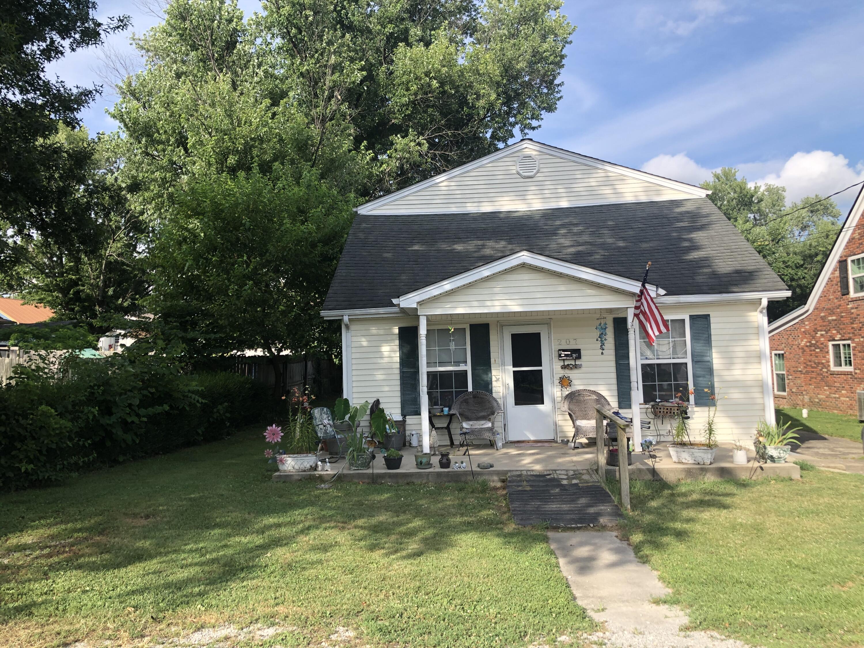 207 South Gatewood Street Property Photo 1