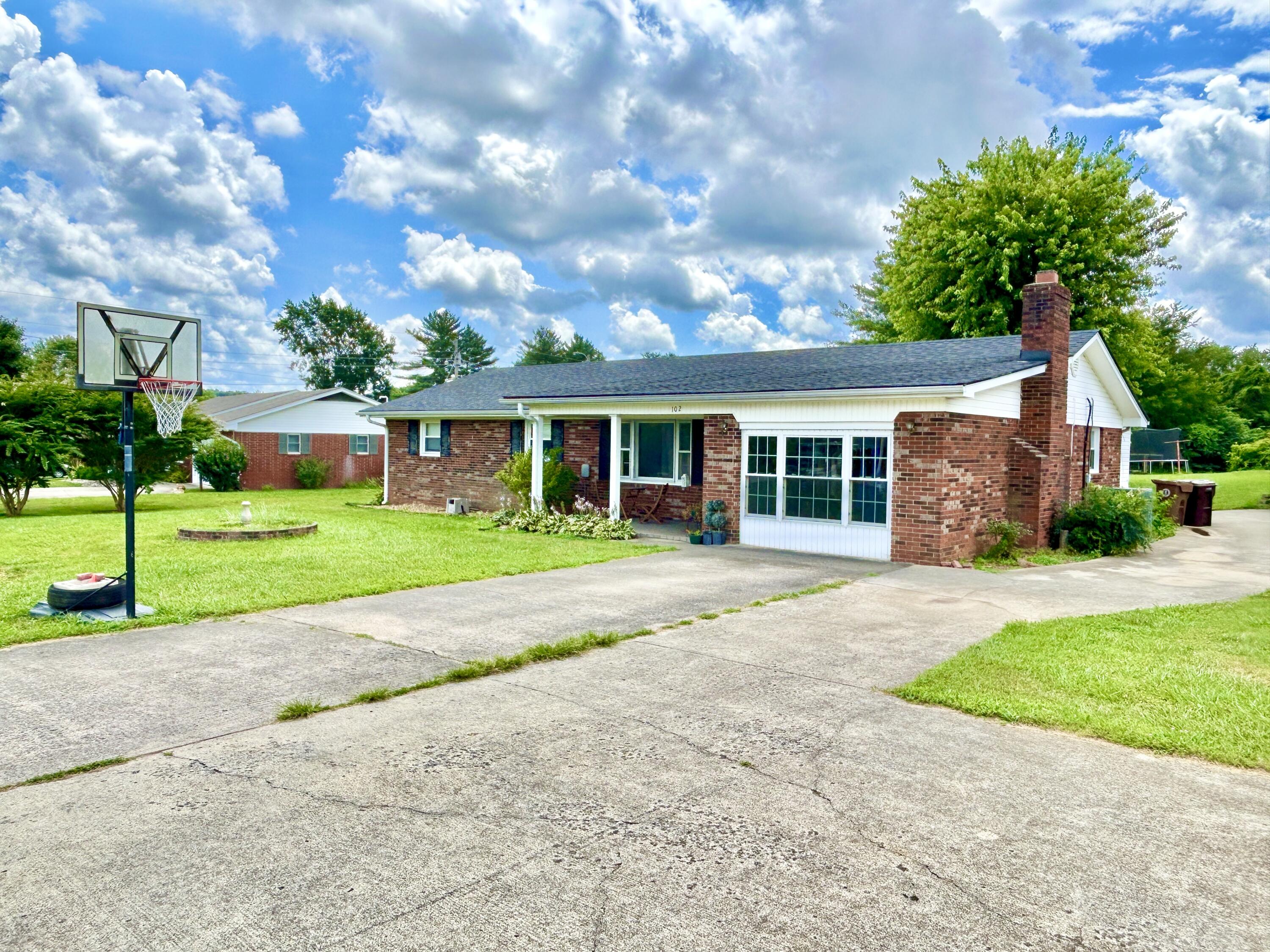 102 North Maplewood Street Property Photo 1