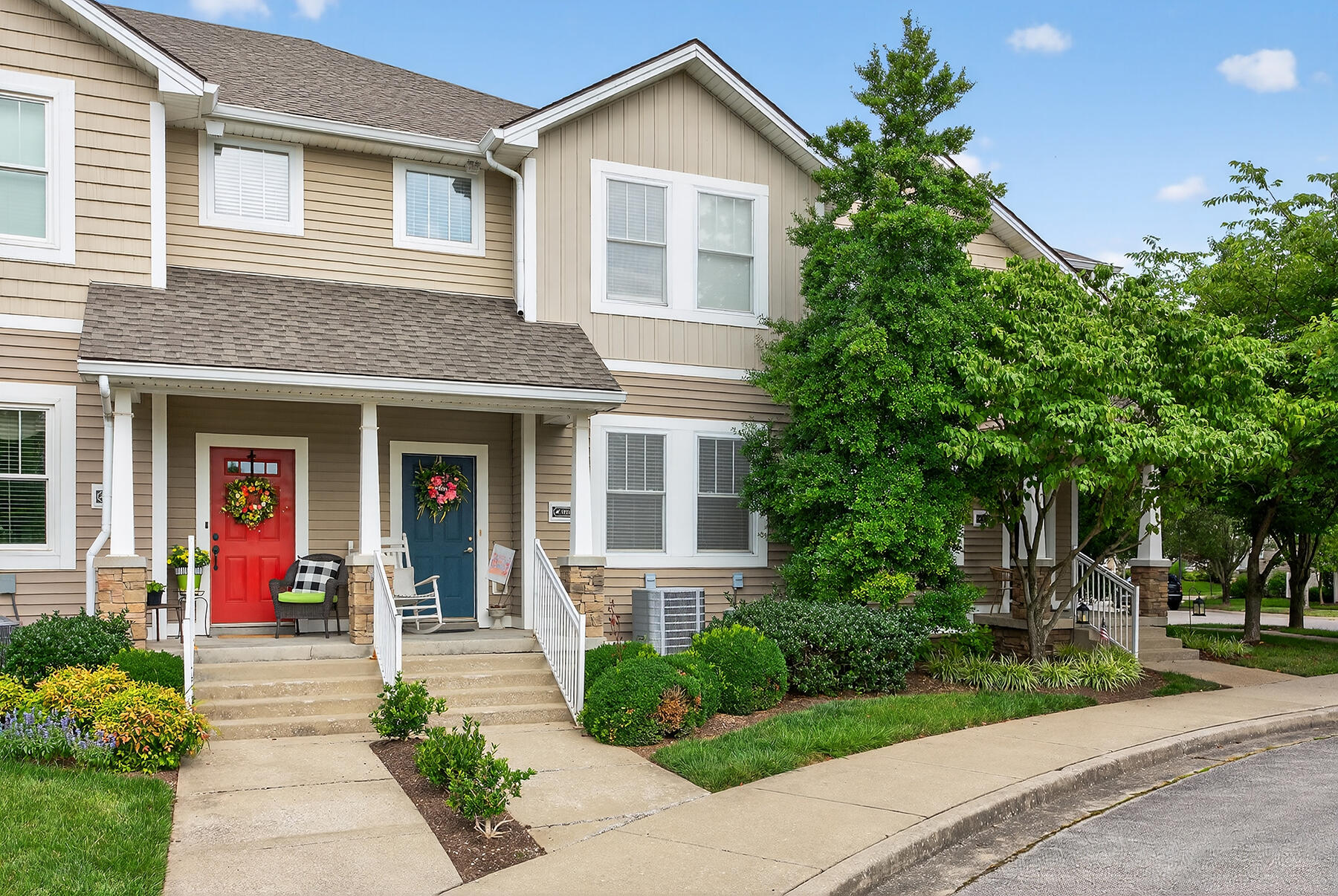 201 Towne Square Park Property Photo 1