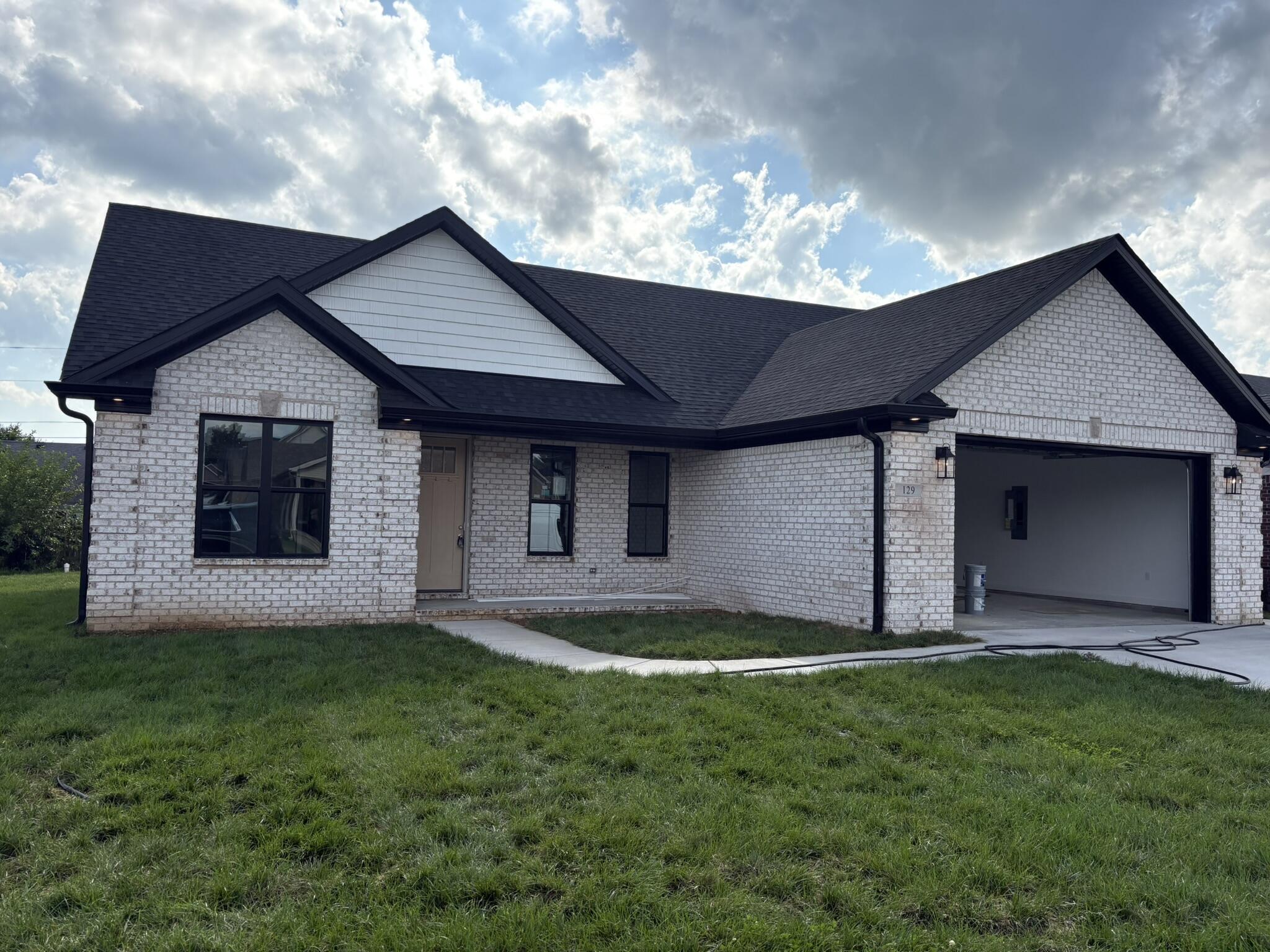 129 Squire Way Property Photo 1