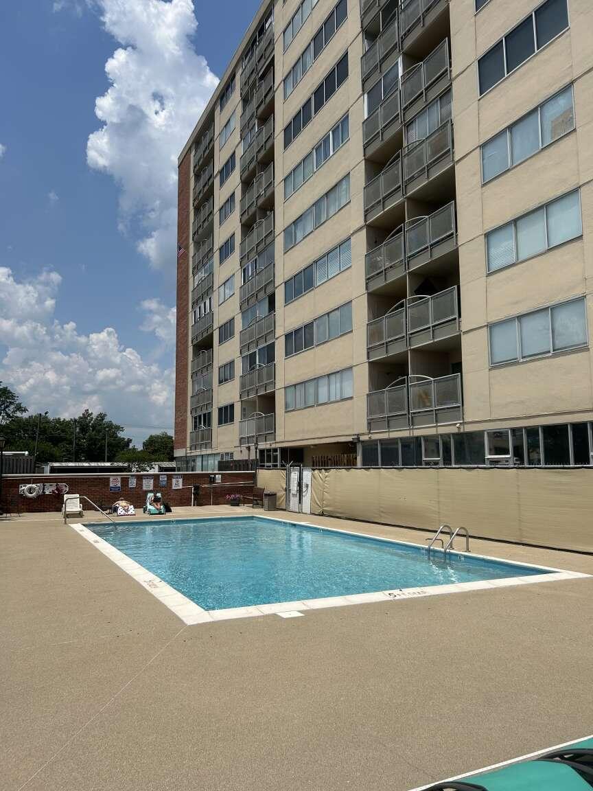 2121 Nicholasville Road Property Photo 1