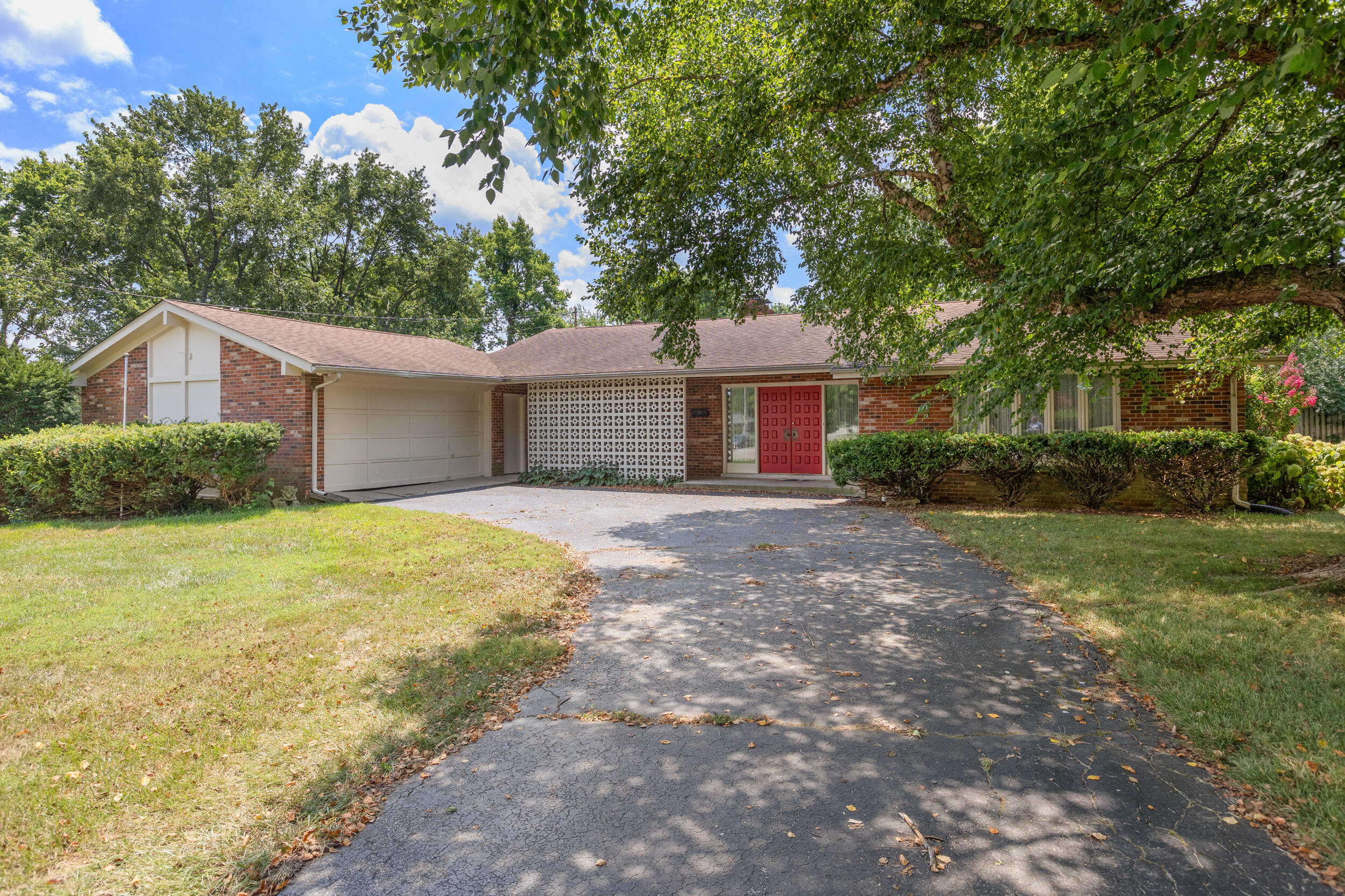 200 Hiawatha Trail Property Photo 1