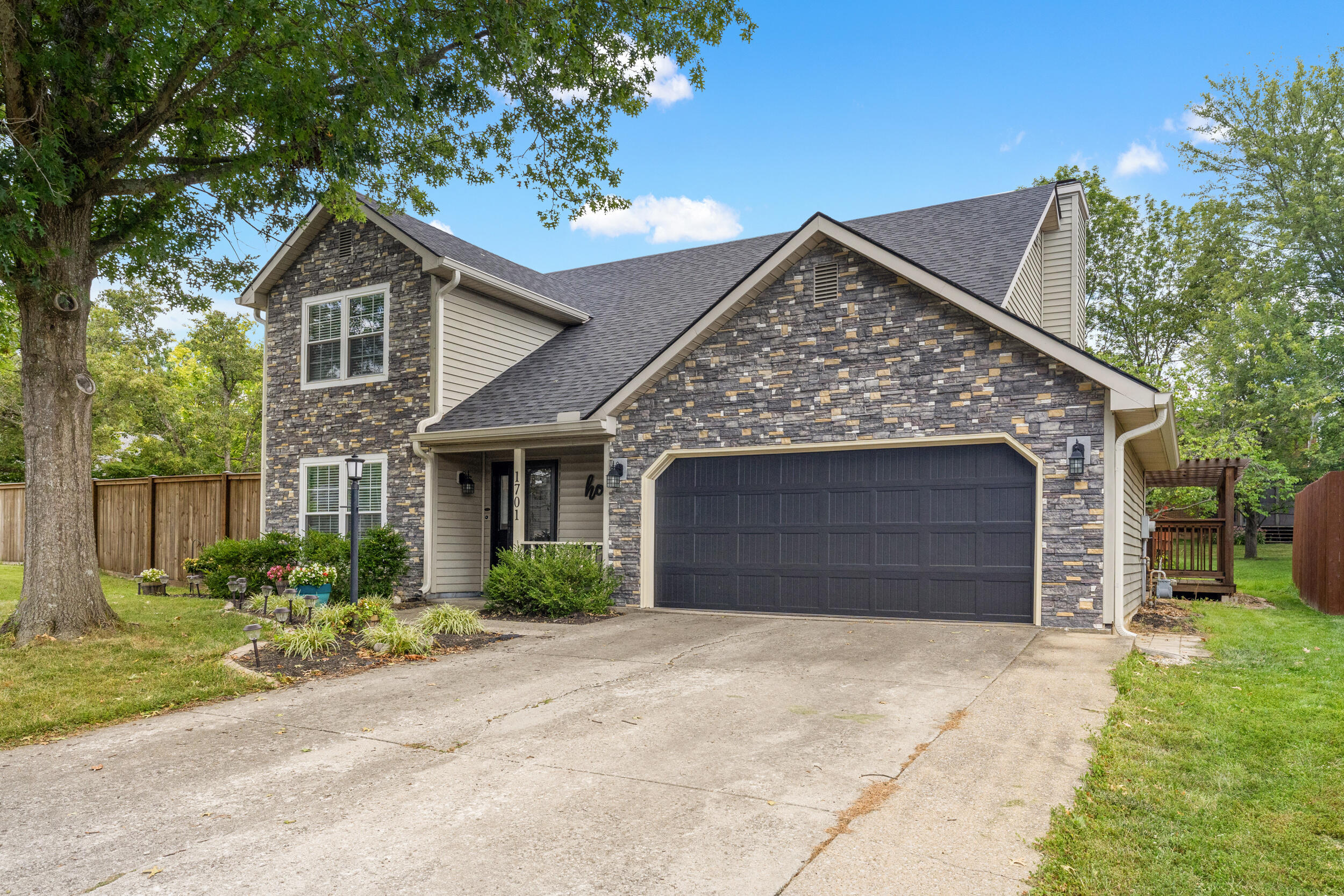 1701 Houndstooth Glen Property Photo 1