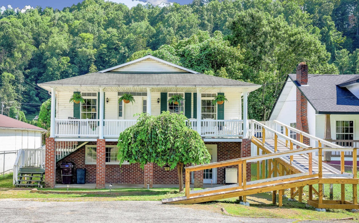 381 N Highway 413 Property Photo 1