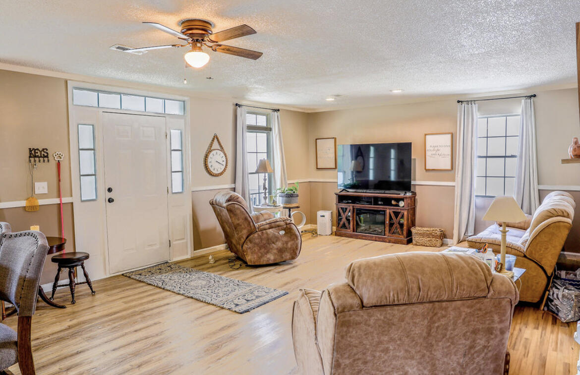 381 N Highway 413 Property Photo 6