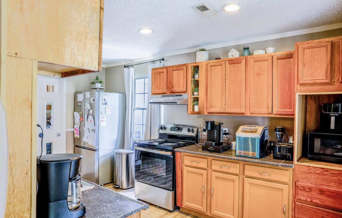 381 N Highway 413 Property Photo 7