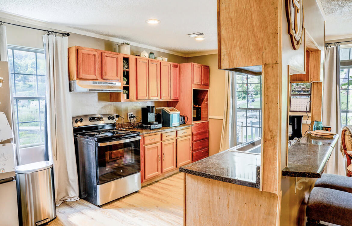 381 N Highway 413 Property Photo 8