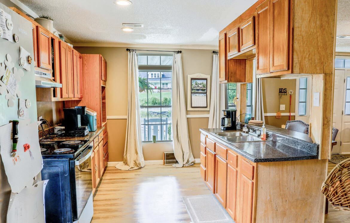 381 N Highway 413 Property Photo 9