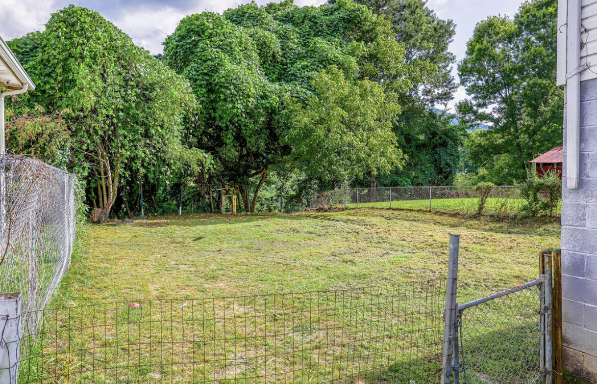381 N Highway 413 Property Photo 25