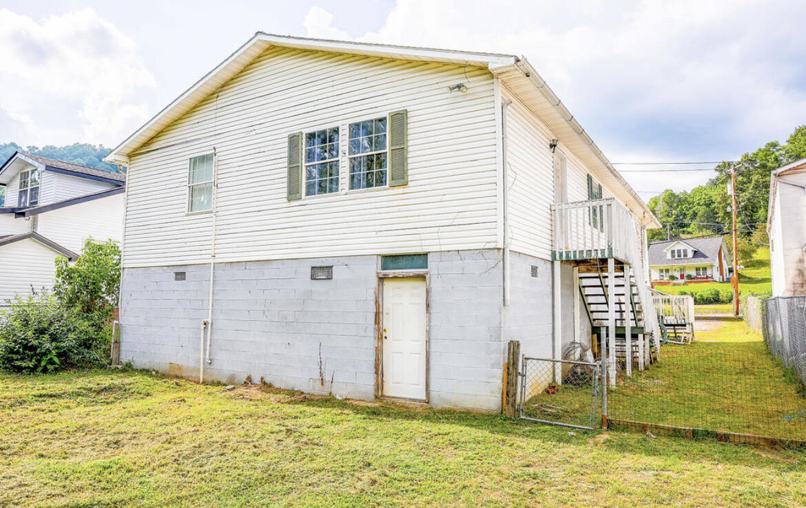 381 N Highway 413 Property Photo 26