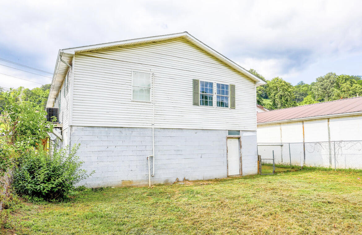 381 N Highway 413 Property Photo 28