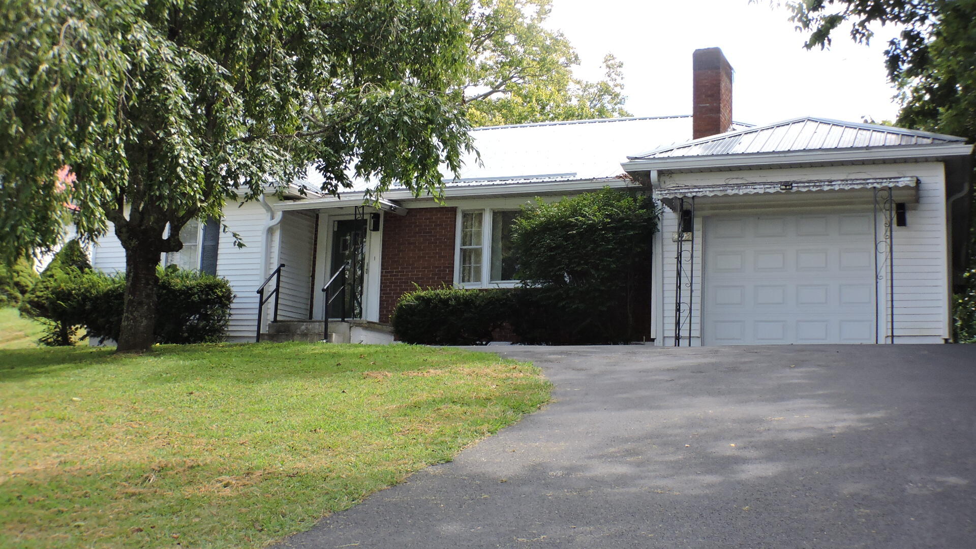 463 E High Street Property Photo 2