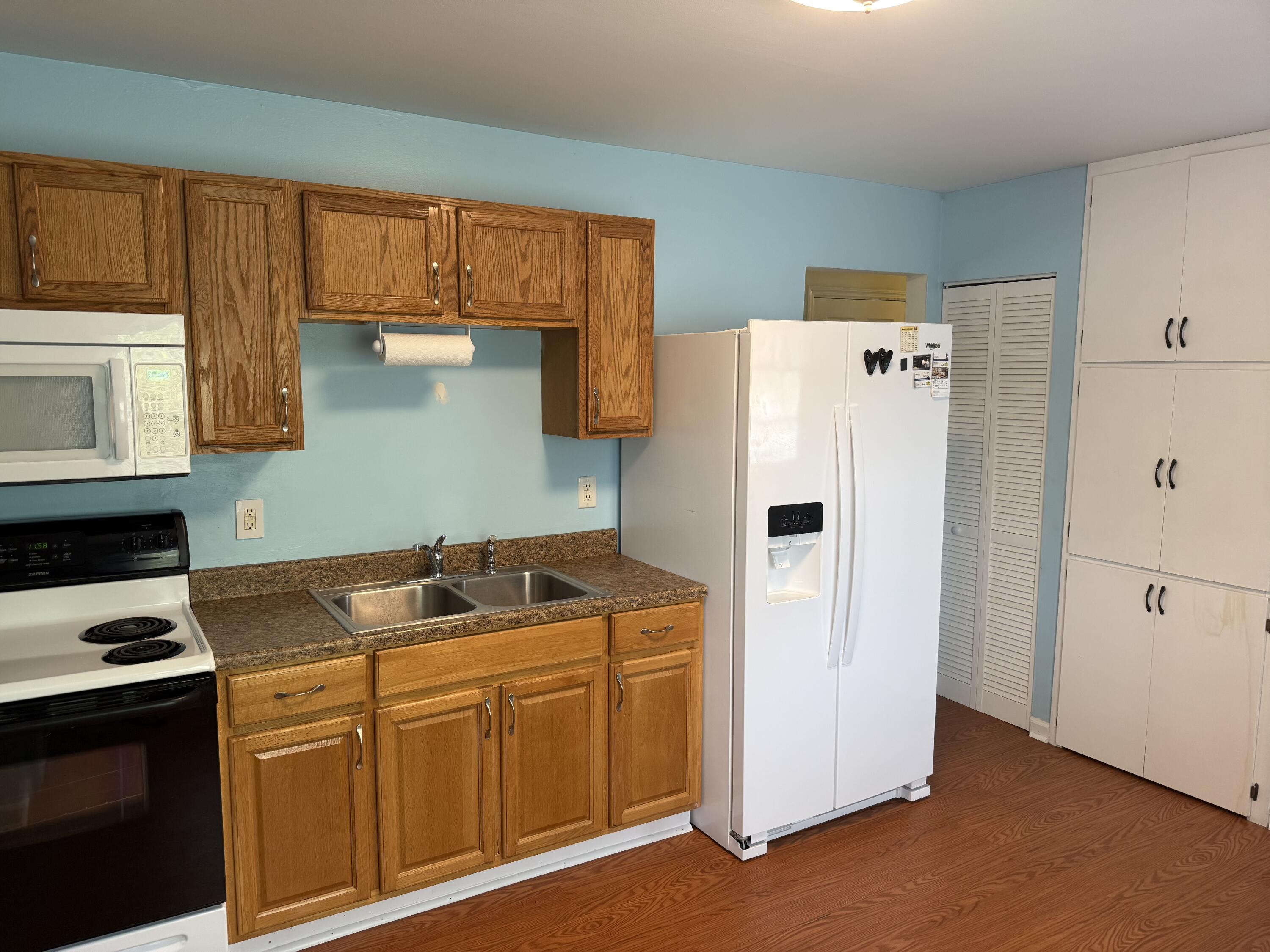 139 E Showalter Drive Property Photo 7