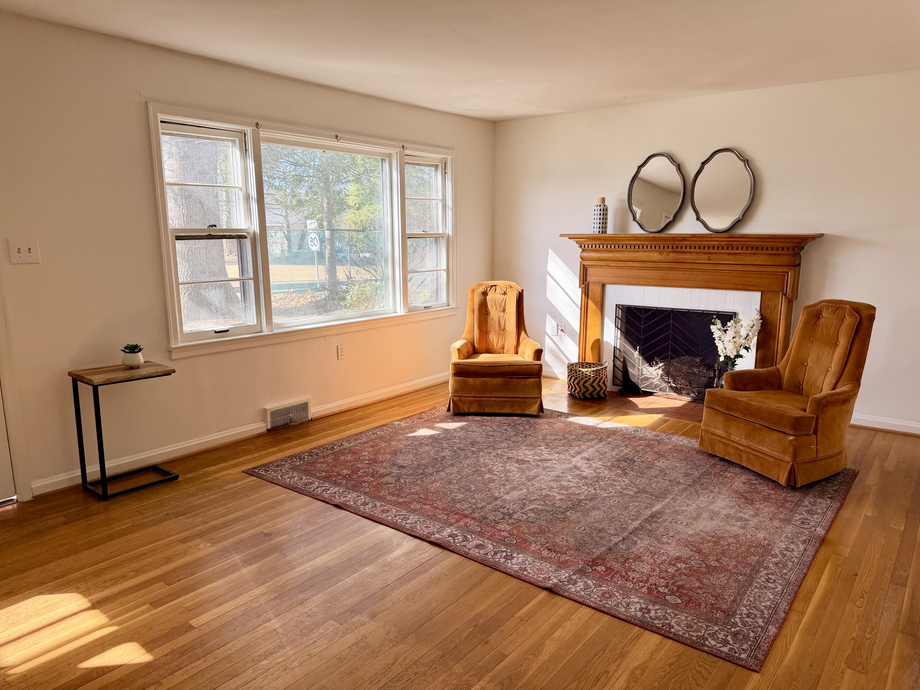 211 S Jarvis Avenue Property Photo 2