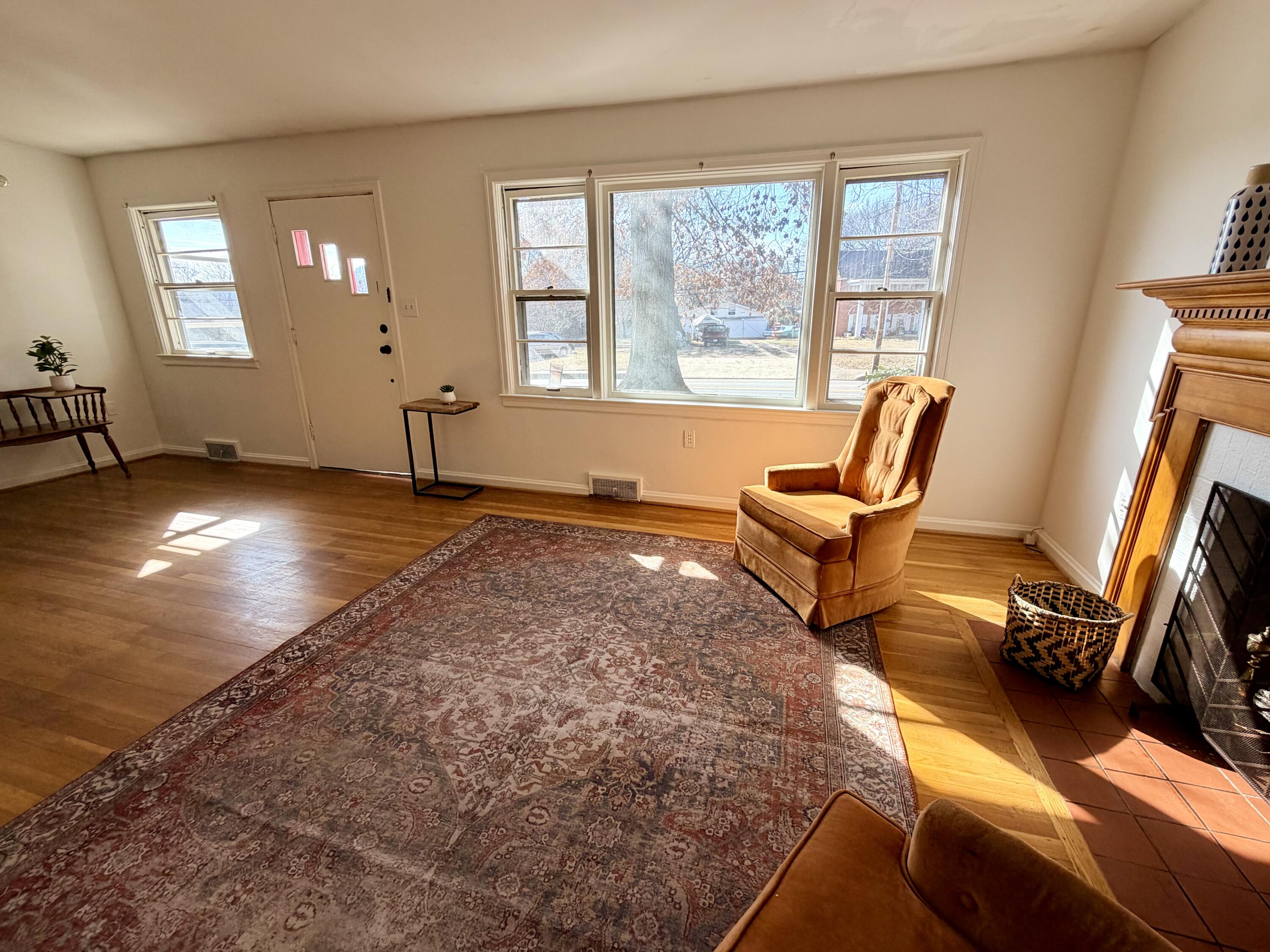 211 S Jarvis Avenue Property Photo 3