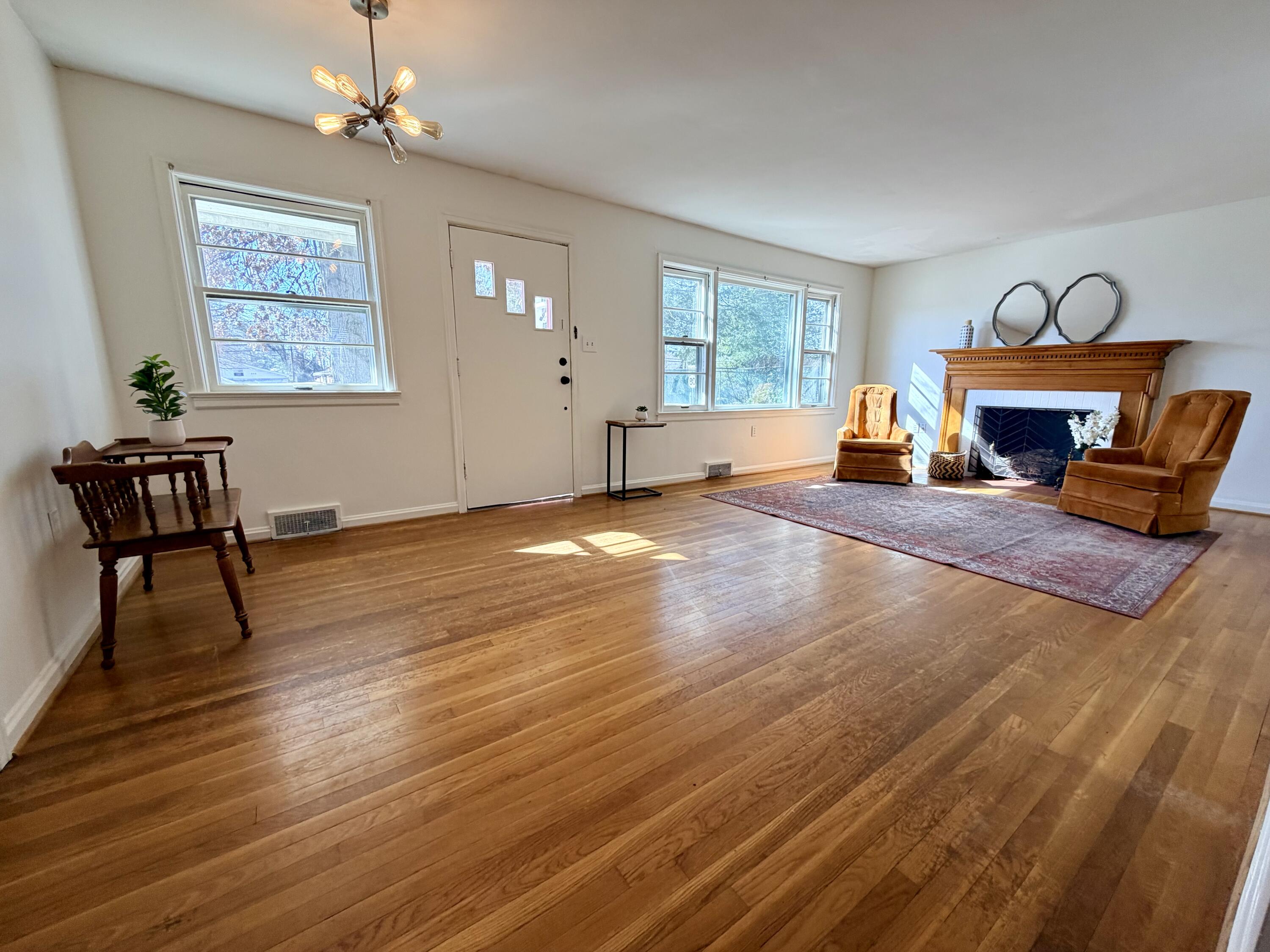 211 S Jarvis Avenue Property Photo 6