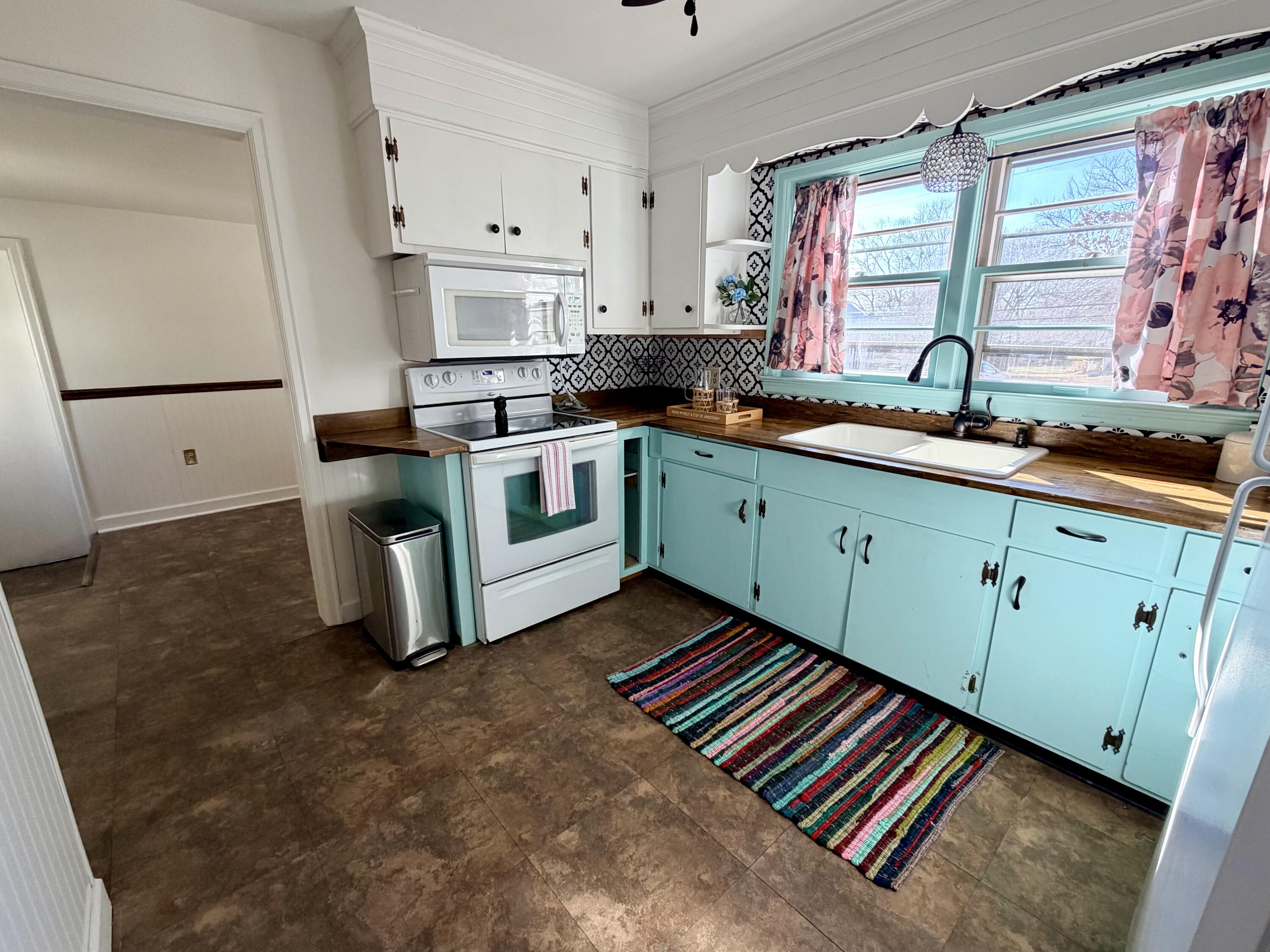 211 S Jarvis Avenue Property Photo 9