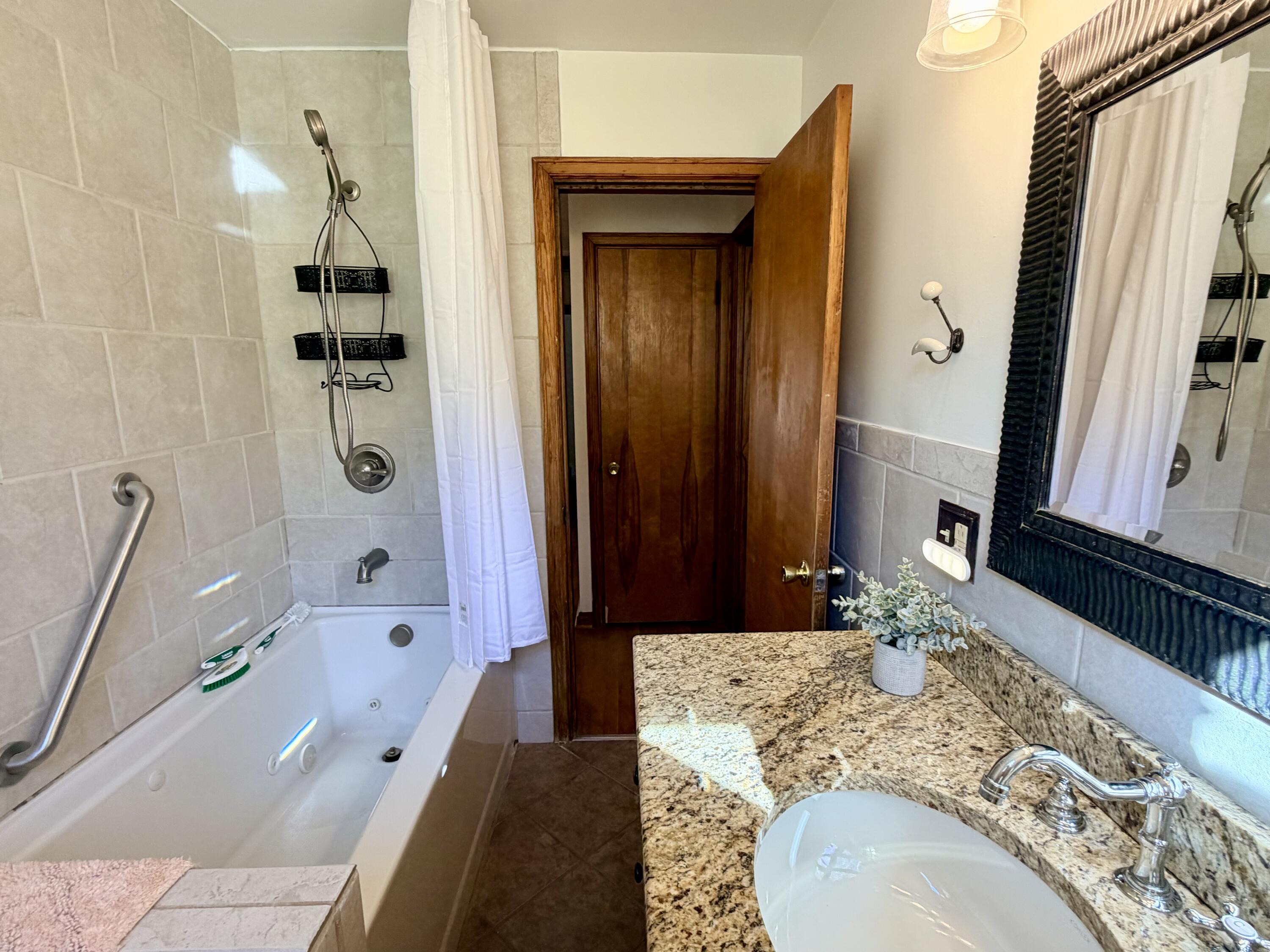 211 S Jarvis Avenue Property Photo 10