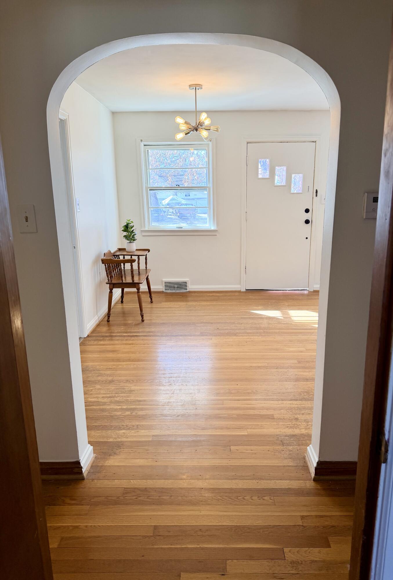 211 S Jarvis Avenue Property Photo 11