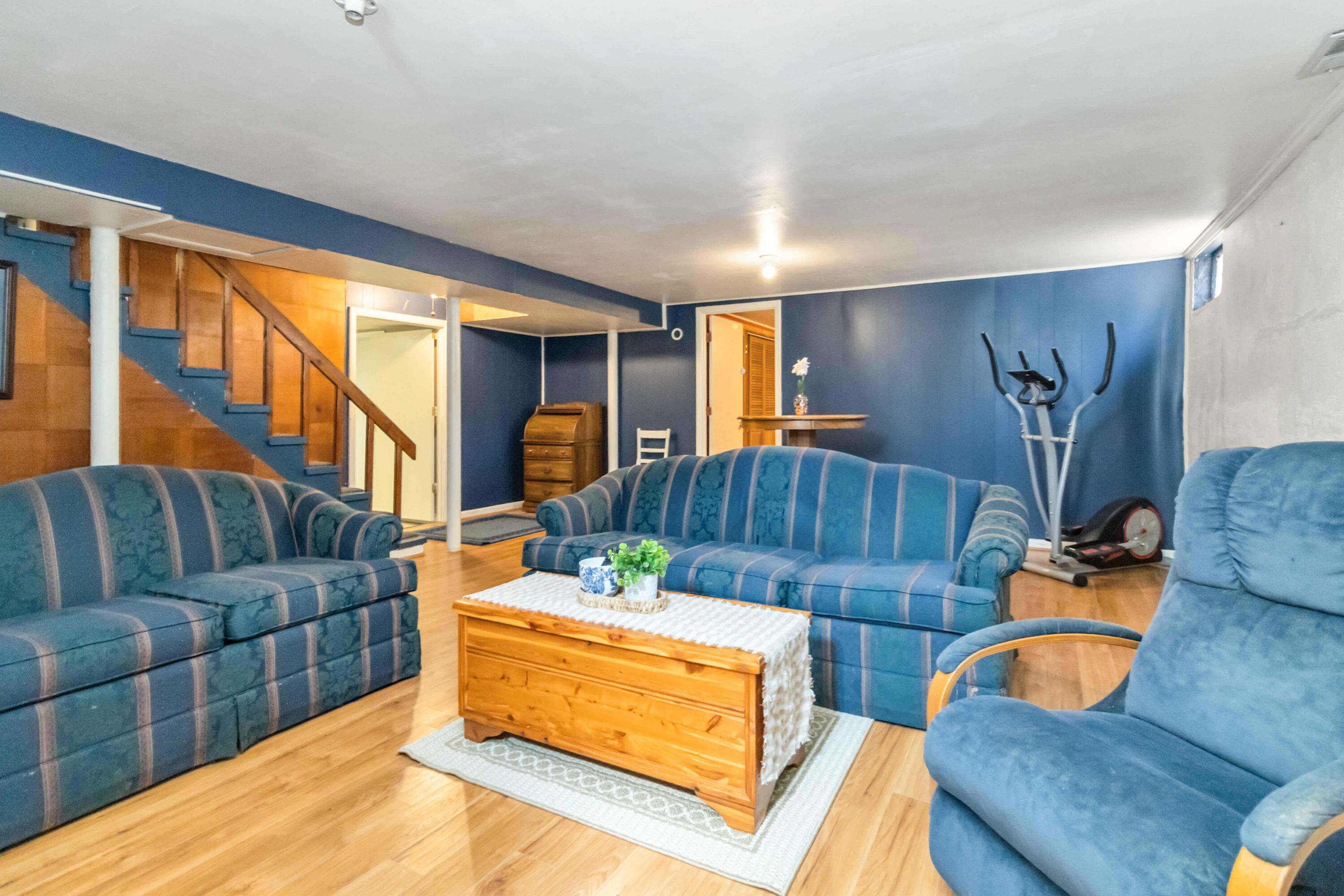 211 S Jarvis Avenue Property Photo 19
