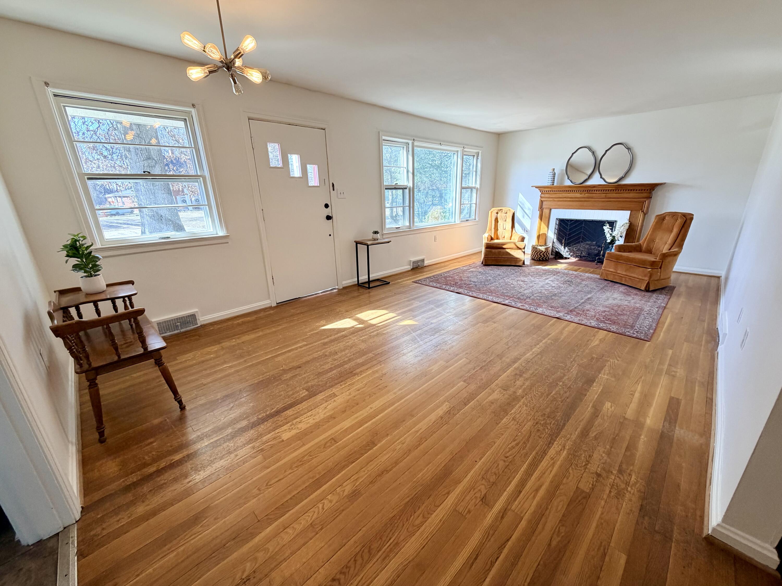 211 S Jarvis Avenue Property Photo 21