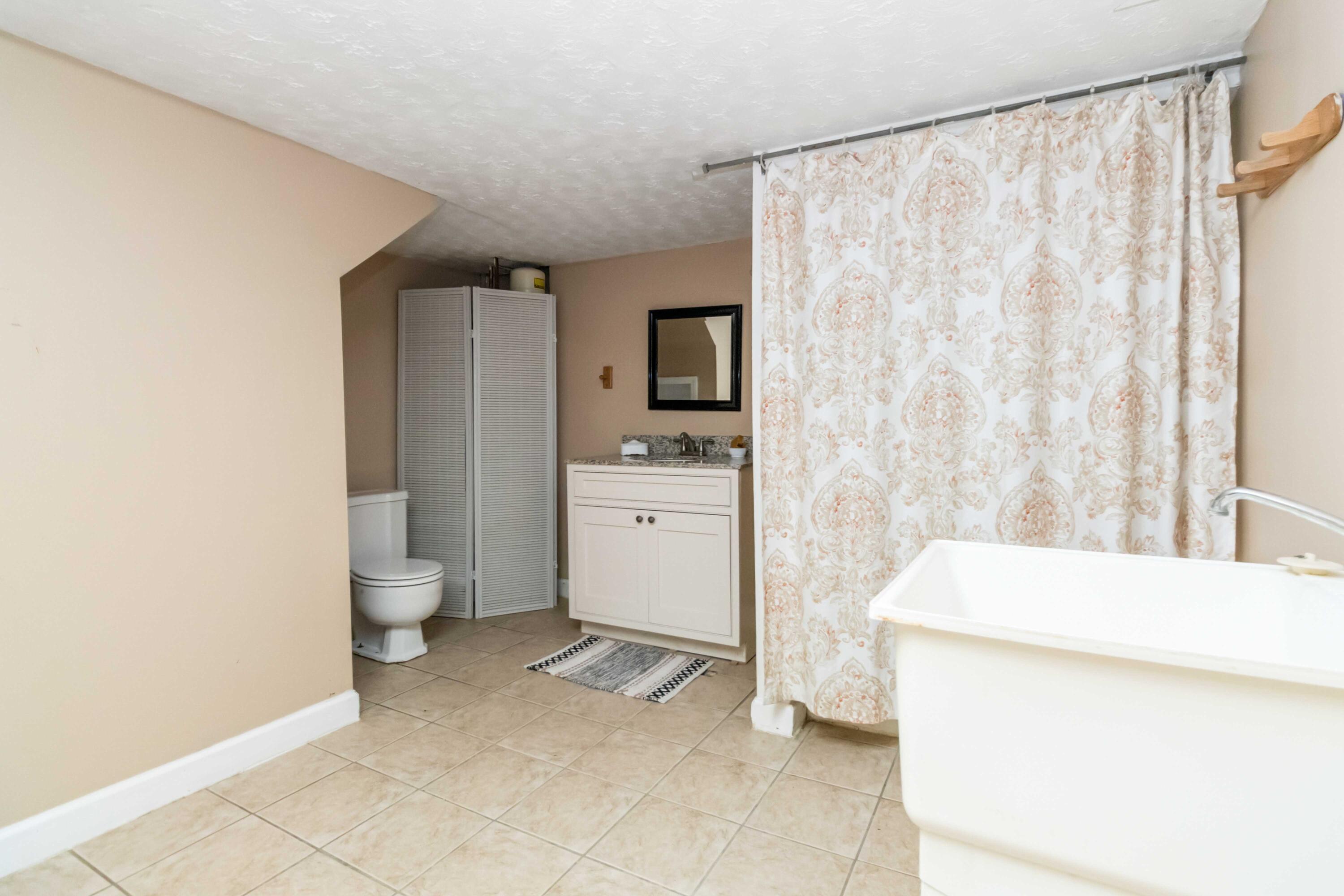 211 S Jarvis Avenue Property Photo 23