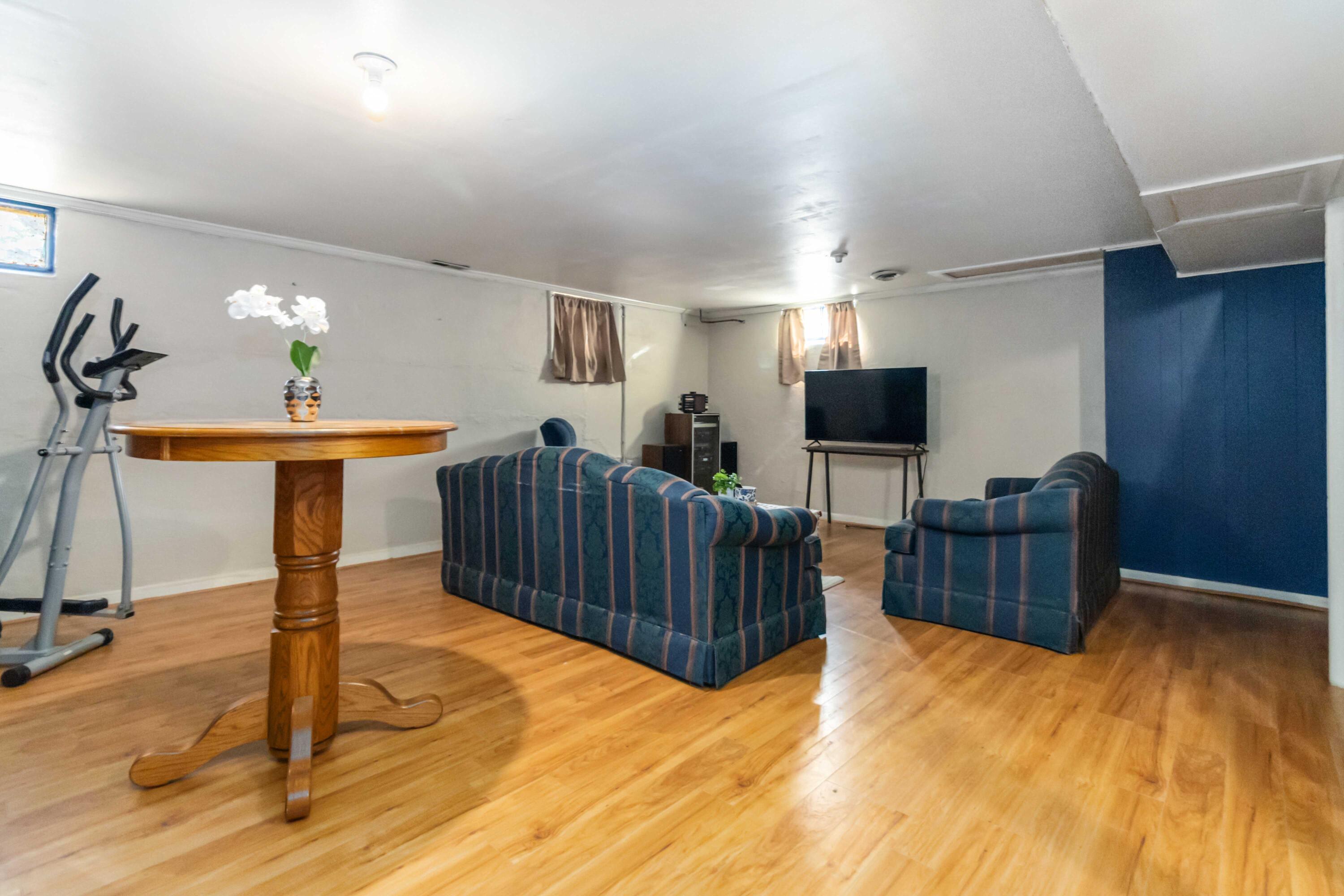 211 S Jarvis Avenue Property Photo 24