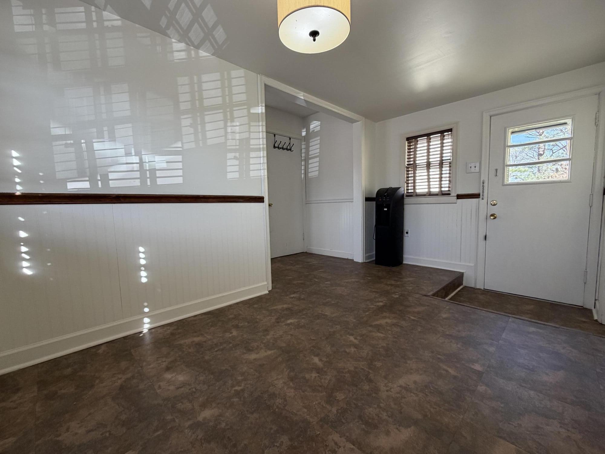 211 S Jarvis Avenue Property Photo 28