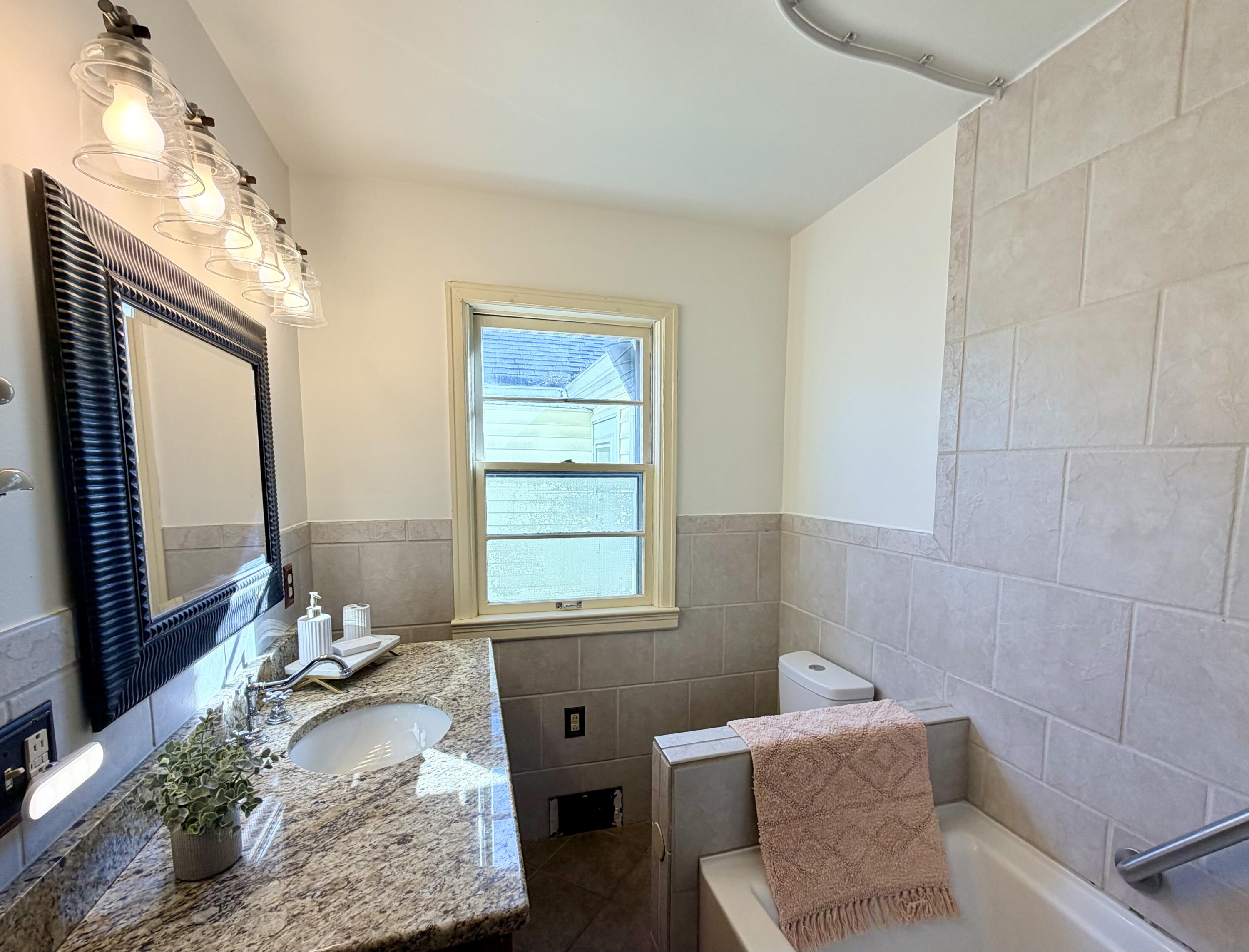 211 S Jarvis Avenue Property Photo 30