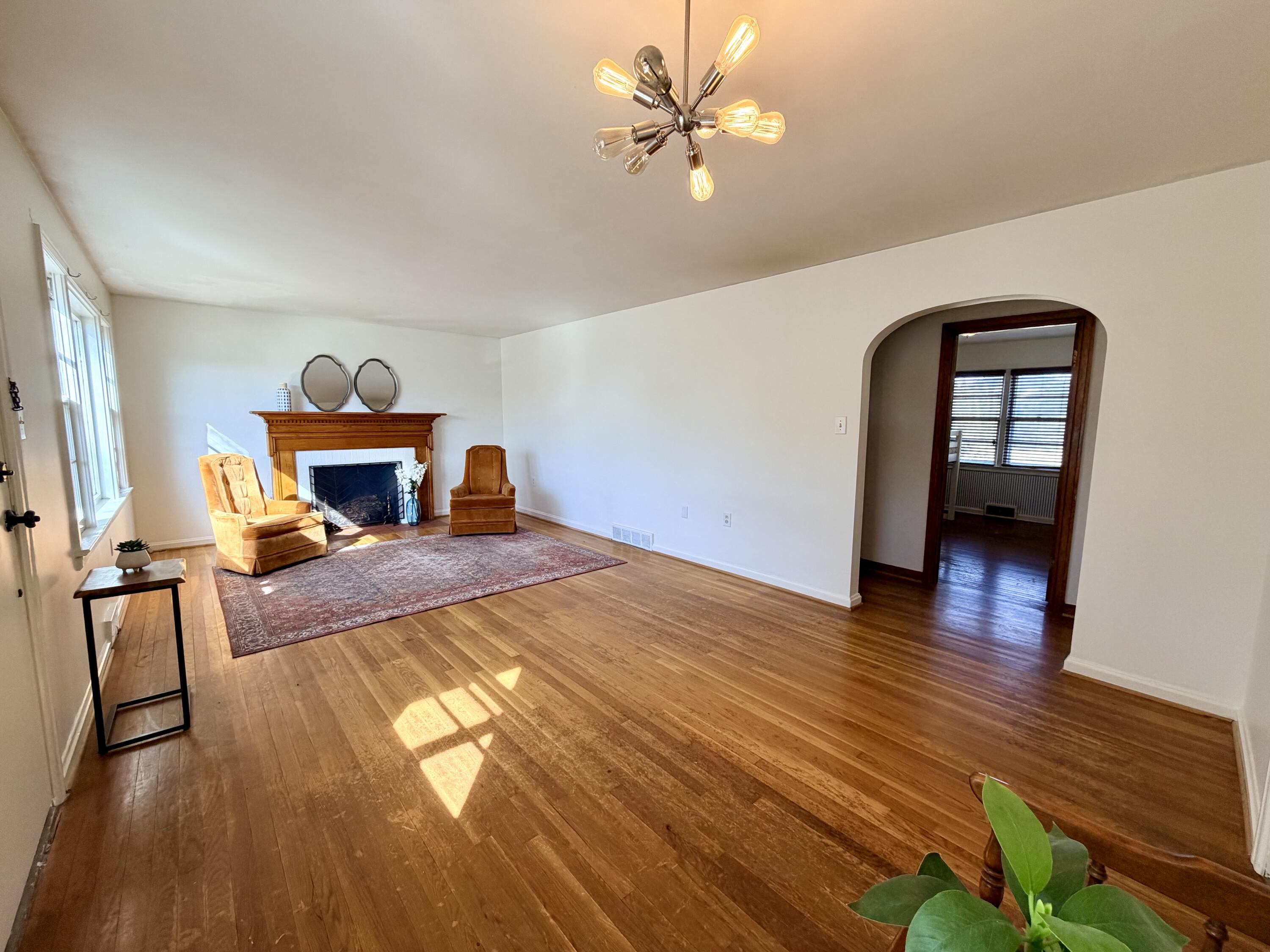 211 S Jarvis Avenue Property Photo 32