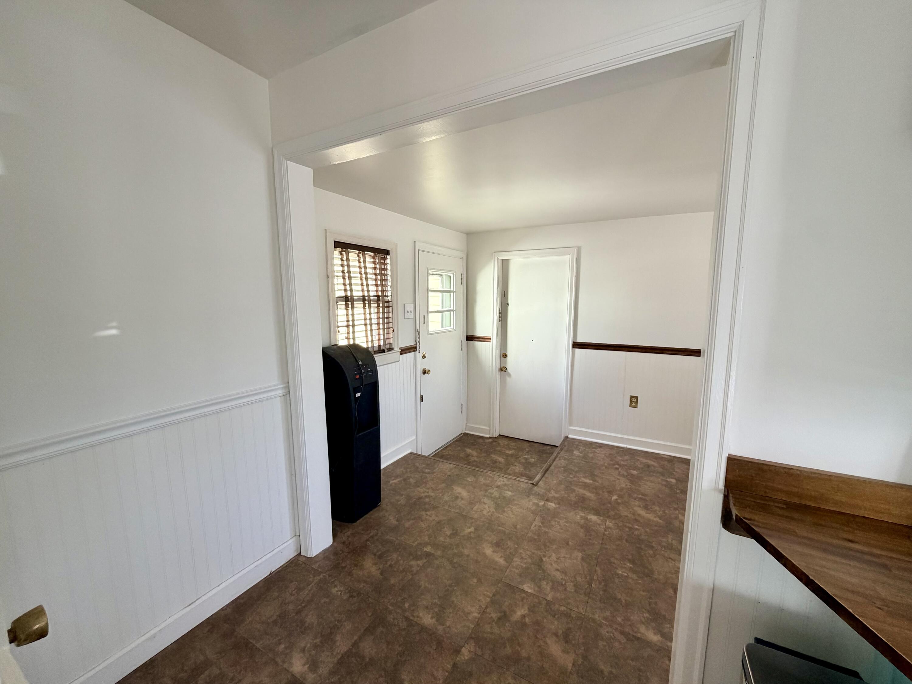 211 S Jarvis Avenue Property Photo 38