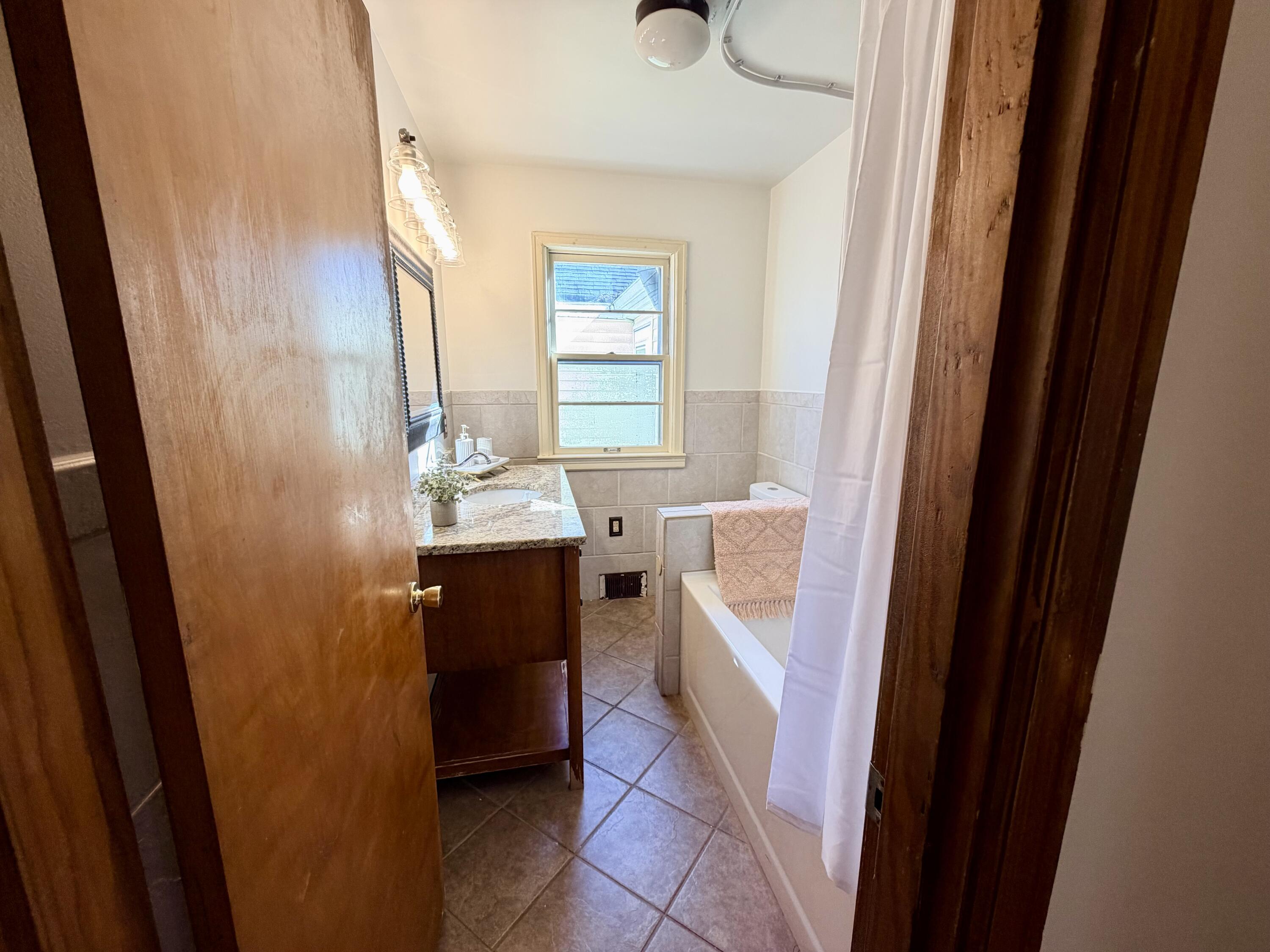 211 S Jarvis Avenue Property Photo 40