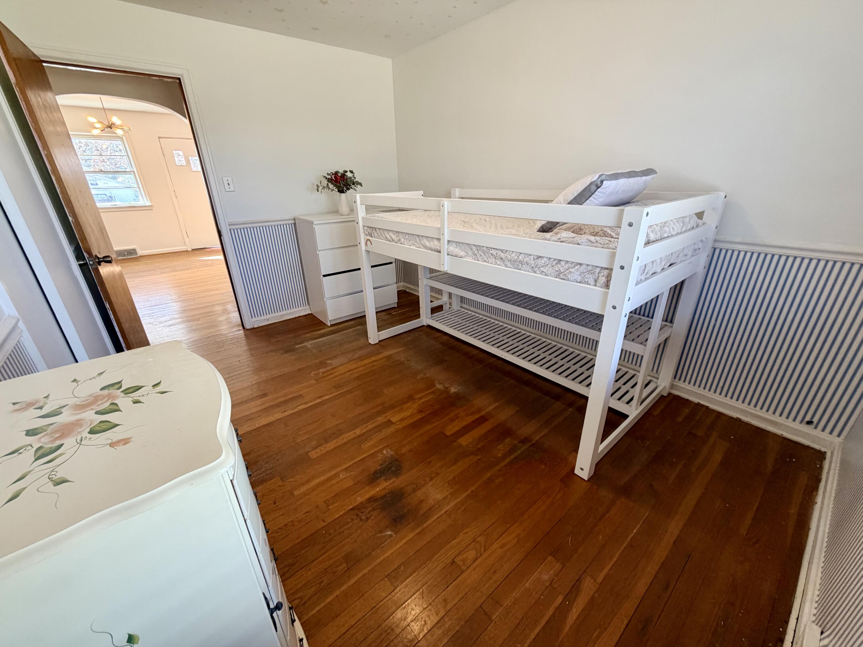 211 S Jarvis Avenue Property Photo 43