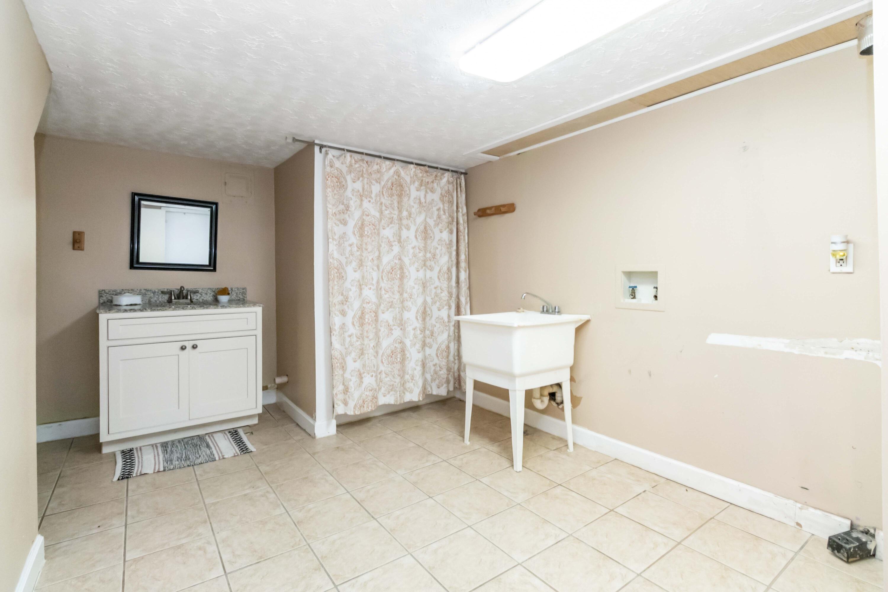 211 S Jarvis Avenue Property Photo 48
