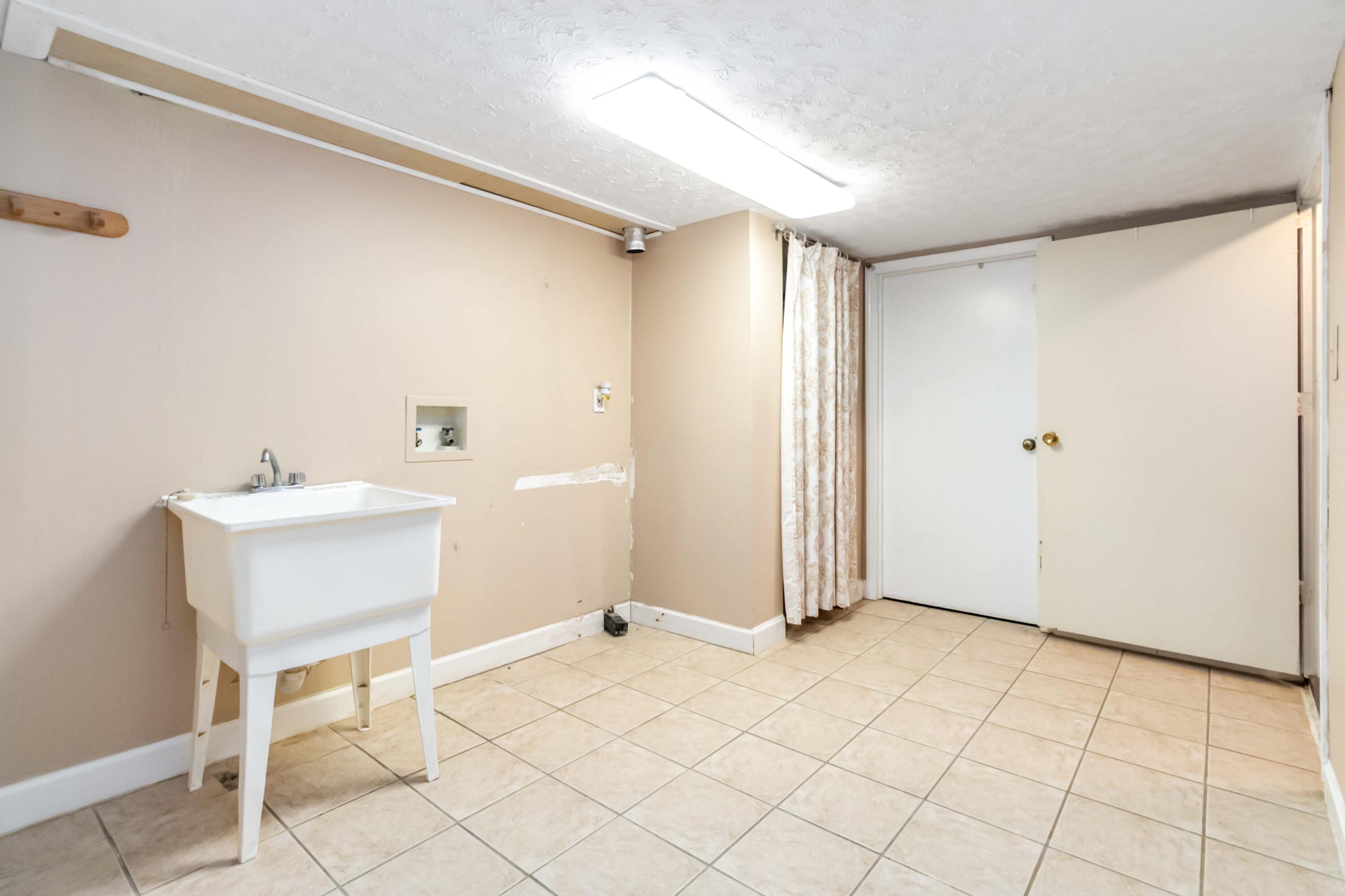 211 S Jarvis Avenue Property Photo 51
