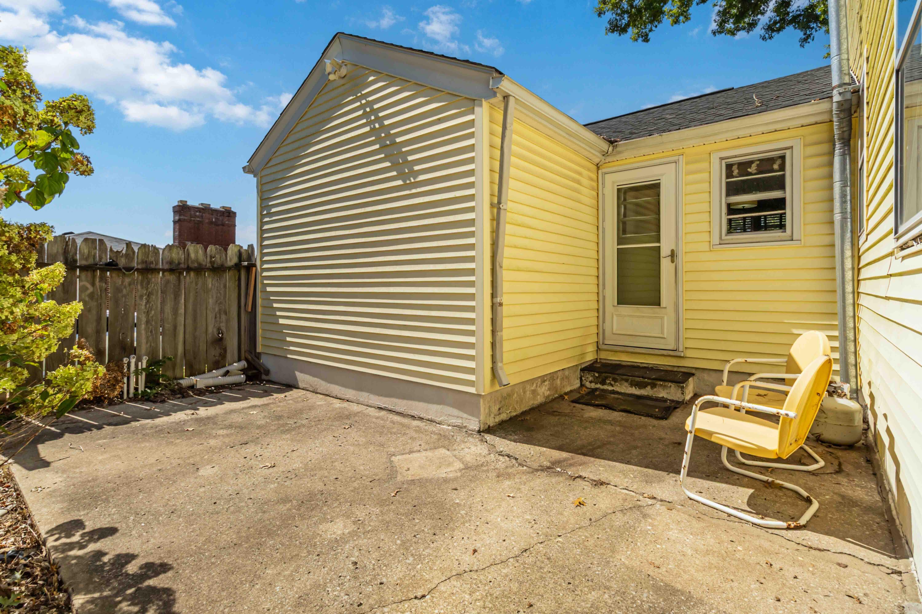 211 S Jarvis Avenue Property Photo 57