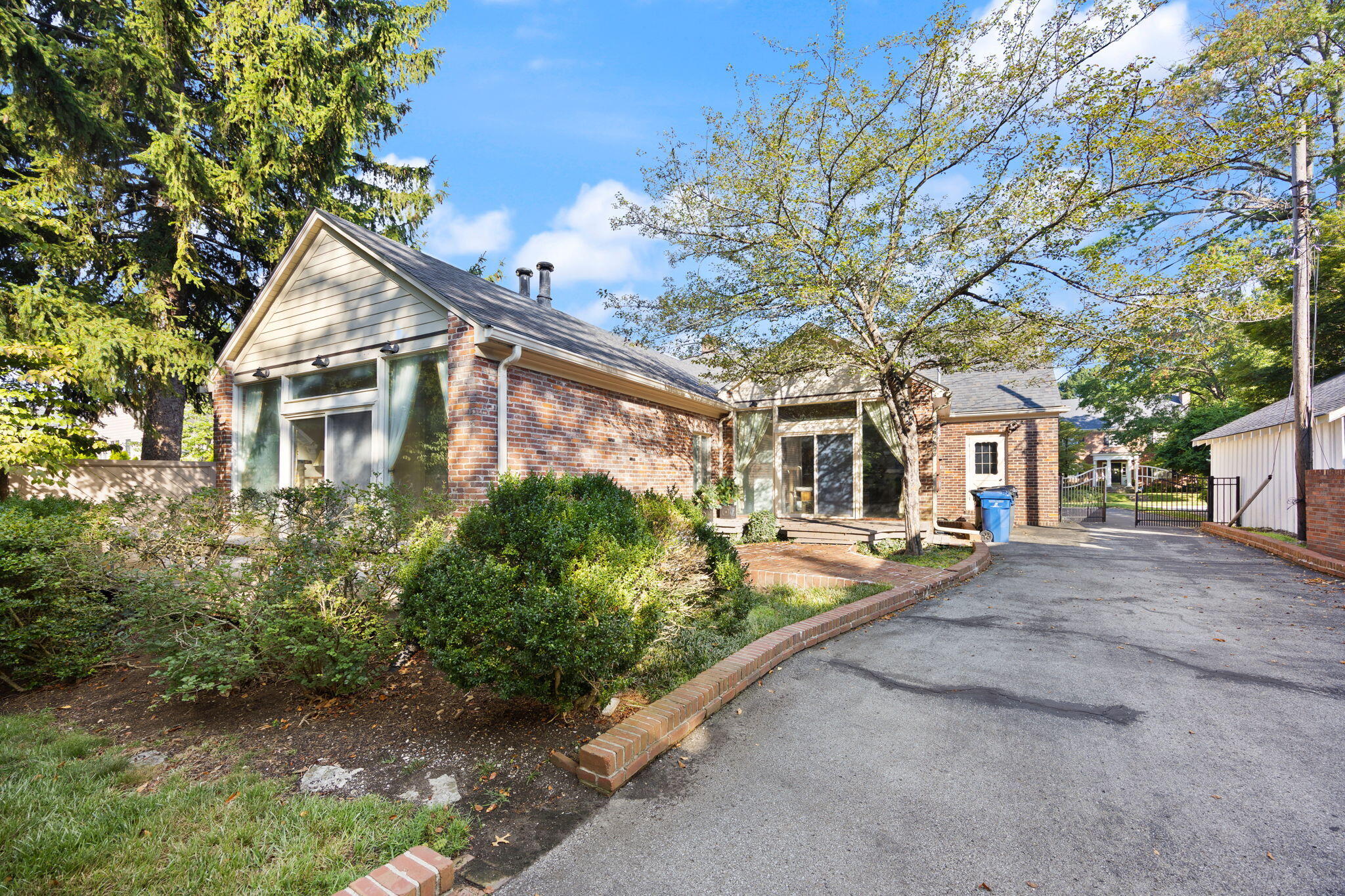 242 Henry Clay Boulevard Property Photo 16