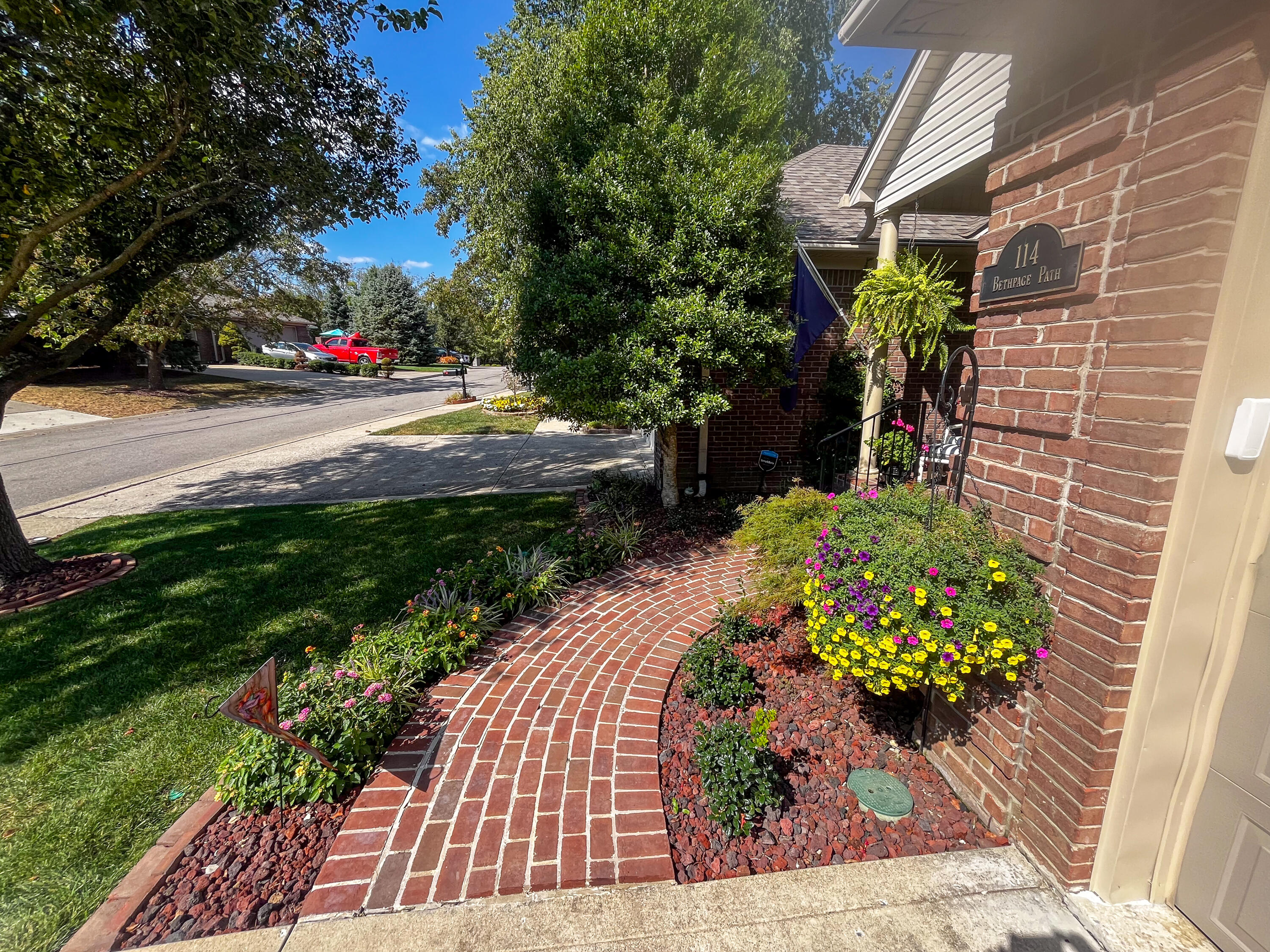 114 Bethpage Path Property Photo 3